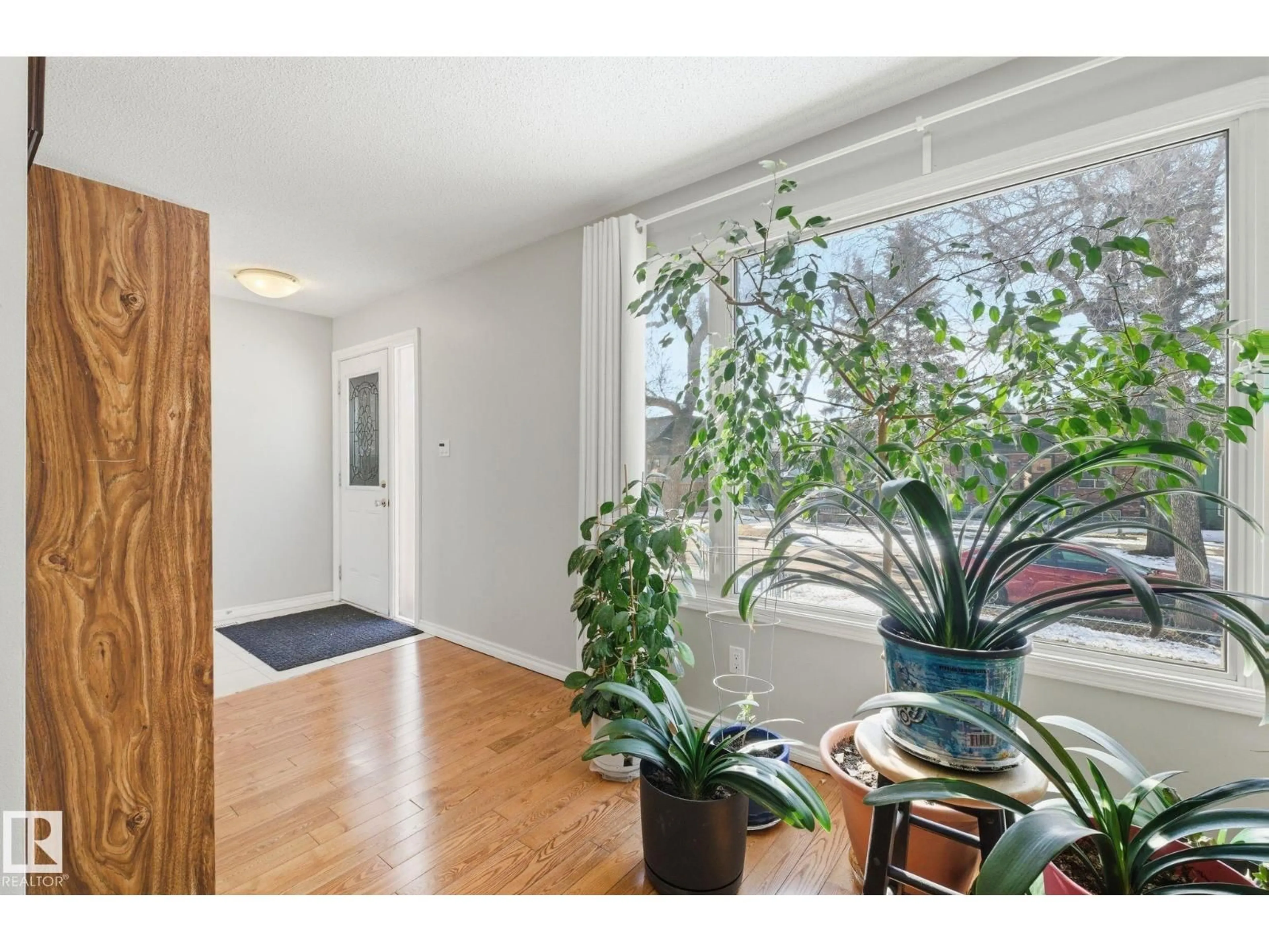 Indoor entryway for NW - 11915 92 ST, Edmonton Alberta T5G1A7