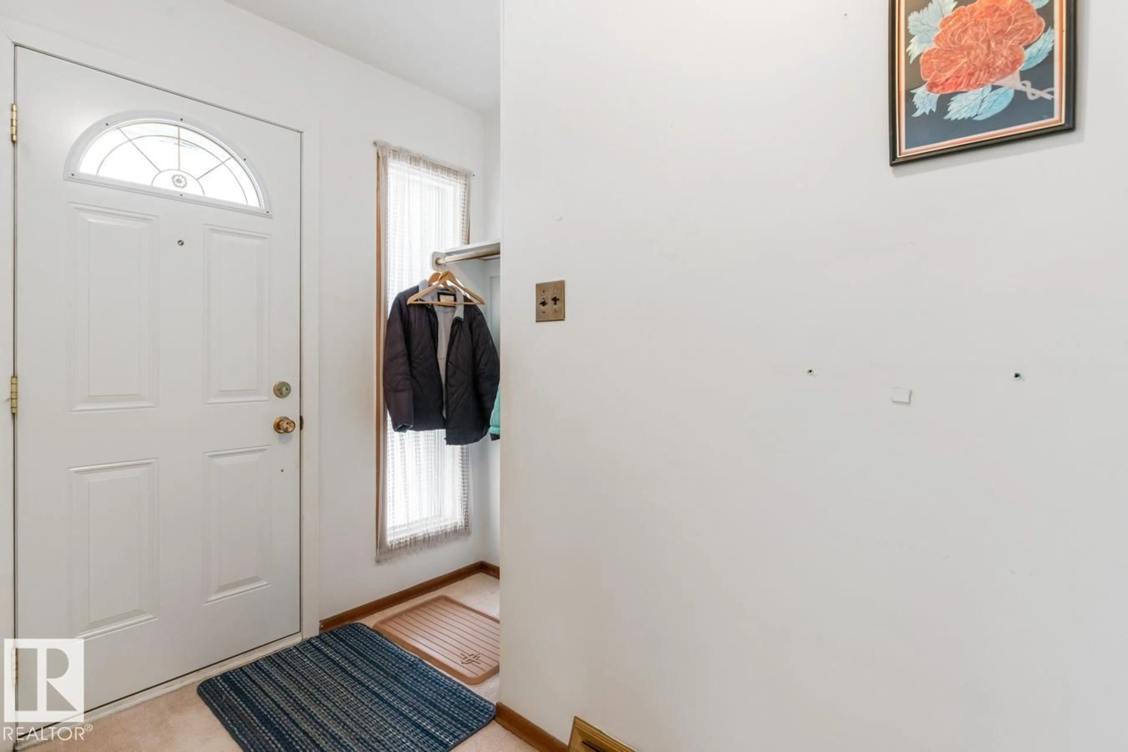 Indoor entryway for 9280 77 ST, Edmonton Alberta T6C2M1