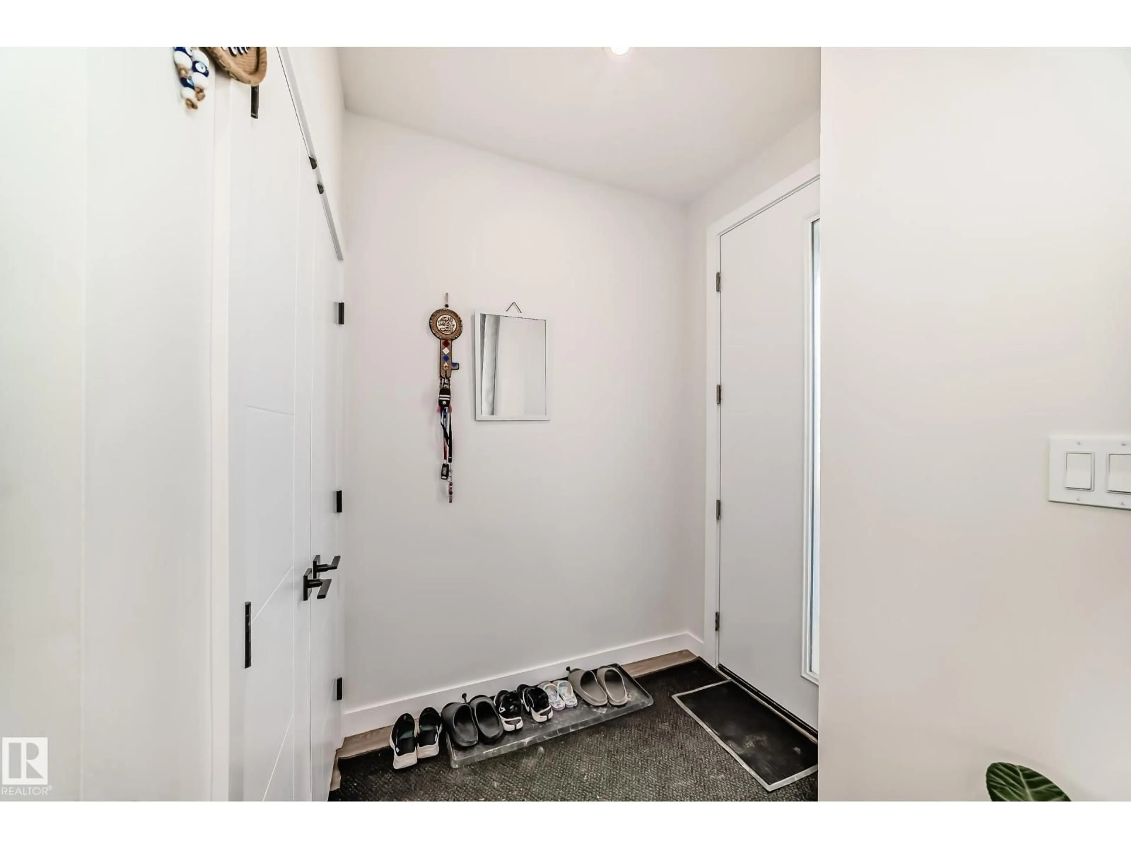 Indoor entryway for 12435 47 ST, Edmonton Alberta T5W5E5