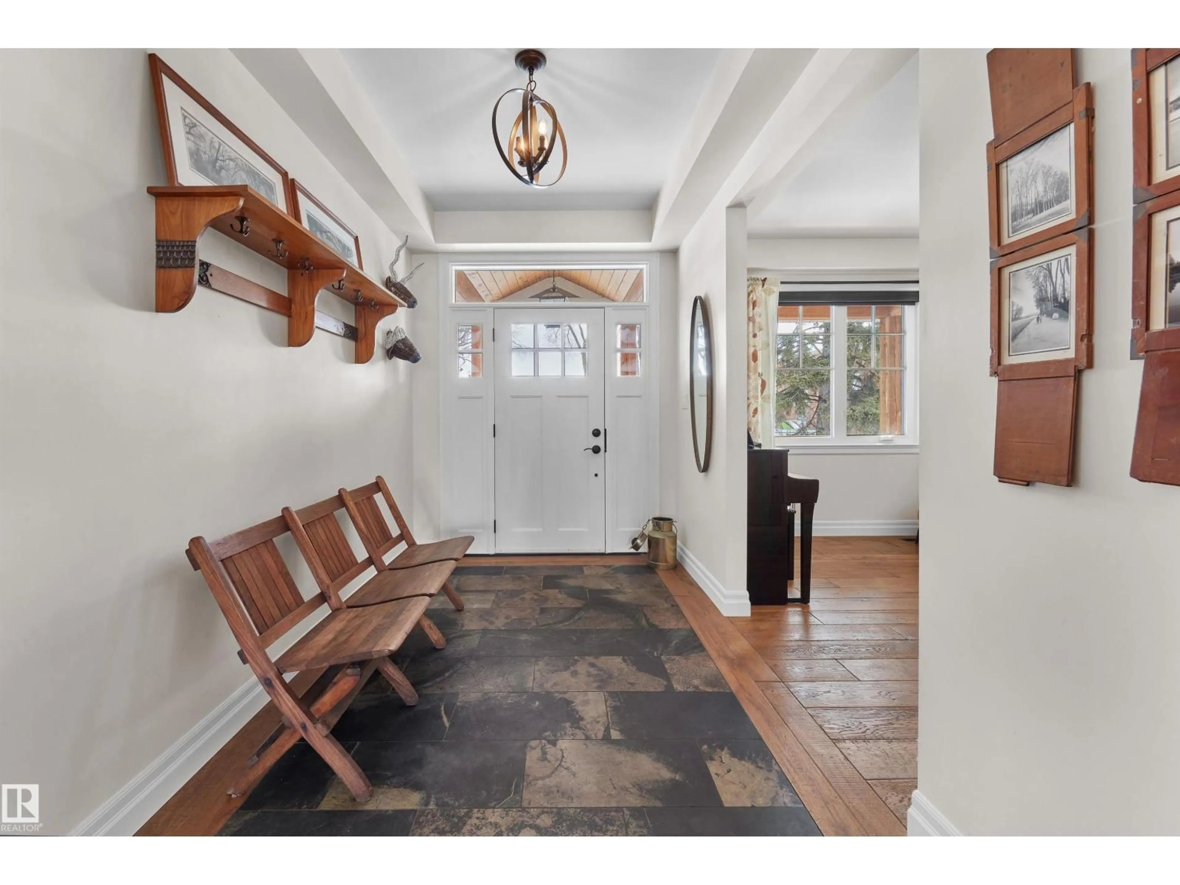 Indoor entryway for 10426 138 ST, Edmonton Alberta T5N2J4