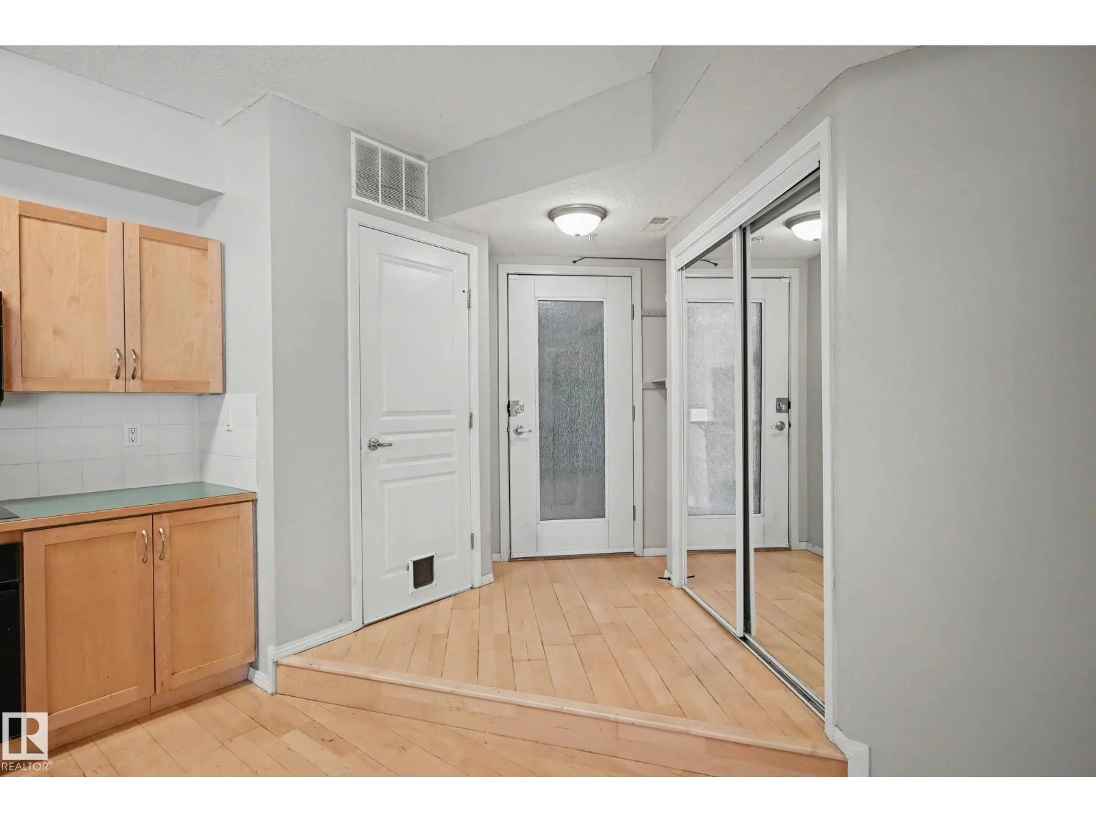 Indoor entryway for #111 - 11039 83 AV, Edmonton Alberta T6G2V6