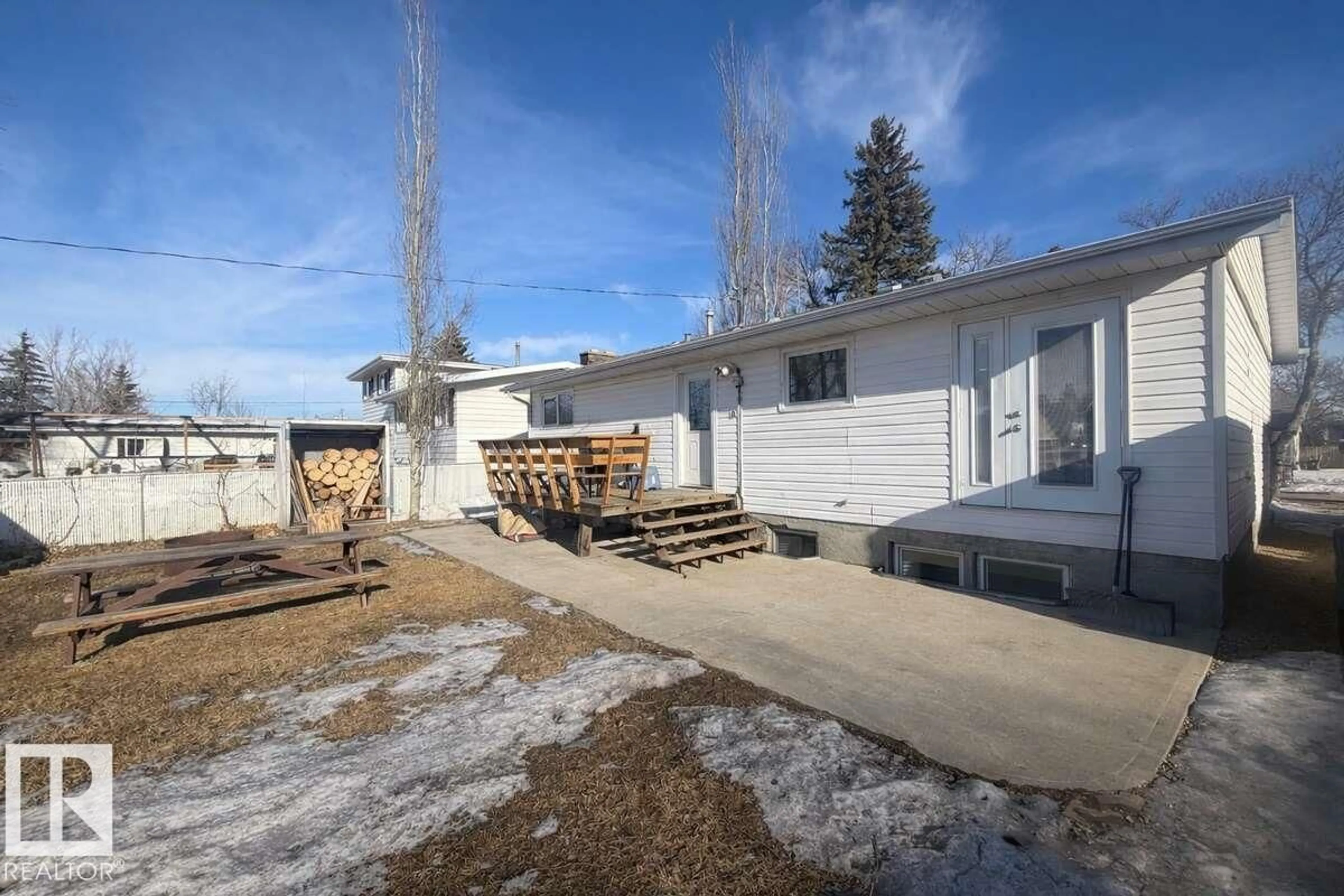 A pic from outside/outdoor area/front of a property/back of a property/a pic from drone, unknown for 9906 102 ST, Morinville Alberta T8R1E7