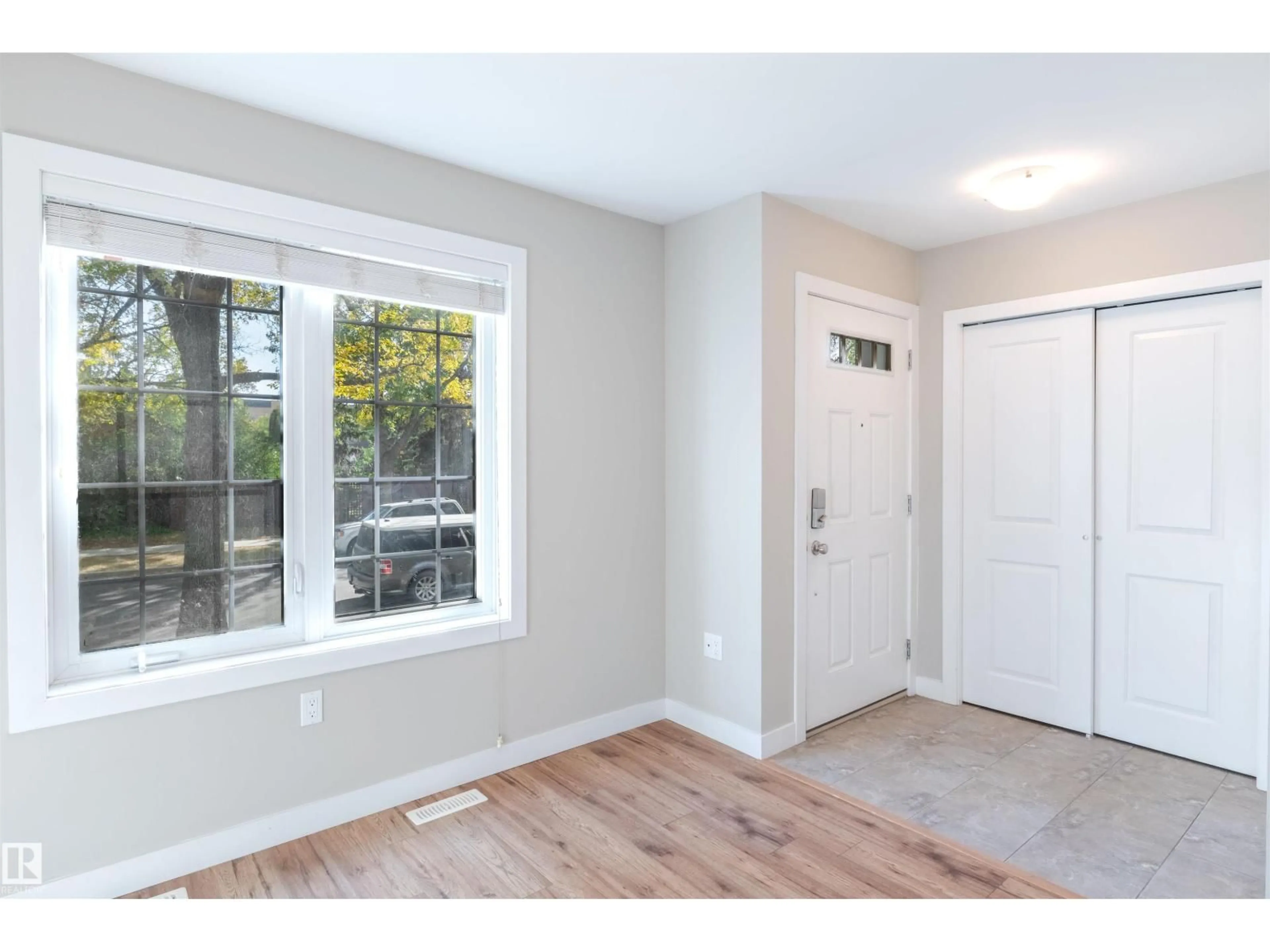 Indoor entryway for 10204 113 AV, Edmonton Alberta T5G0W9