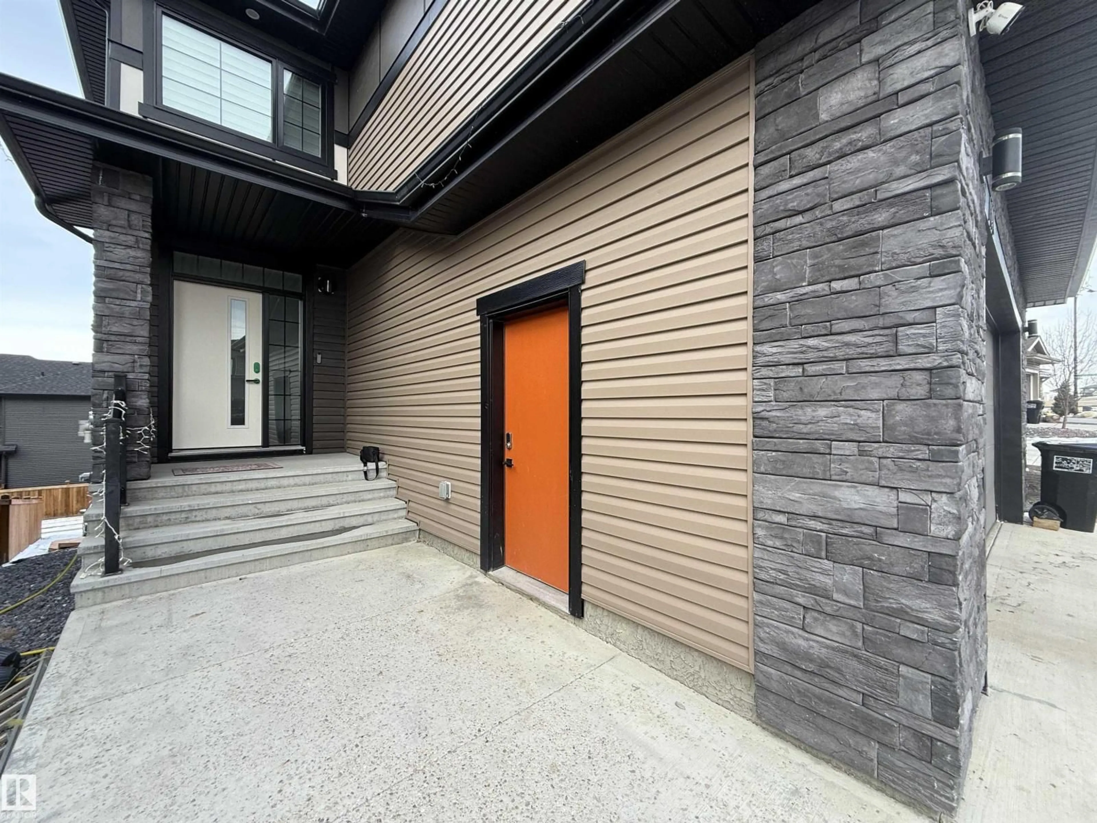 Indoor foyer for 1210 PEREGRINE TC, Edmonton Alberta T5S0M3