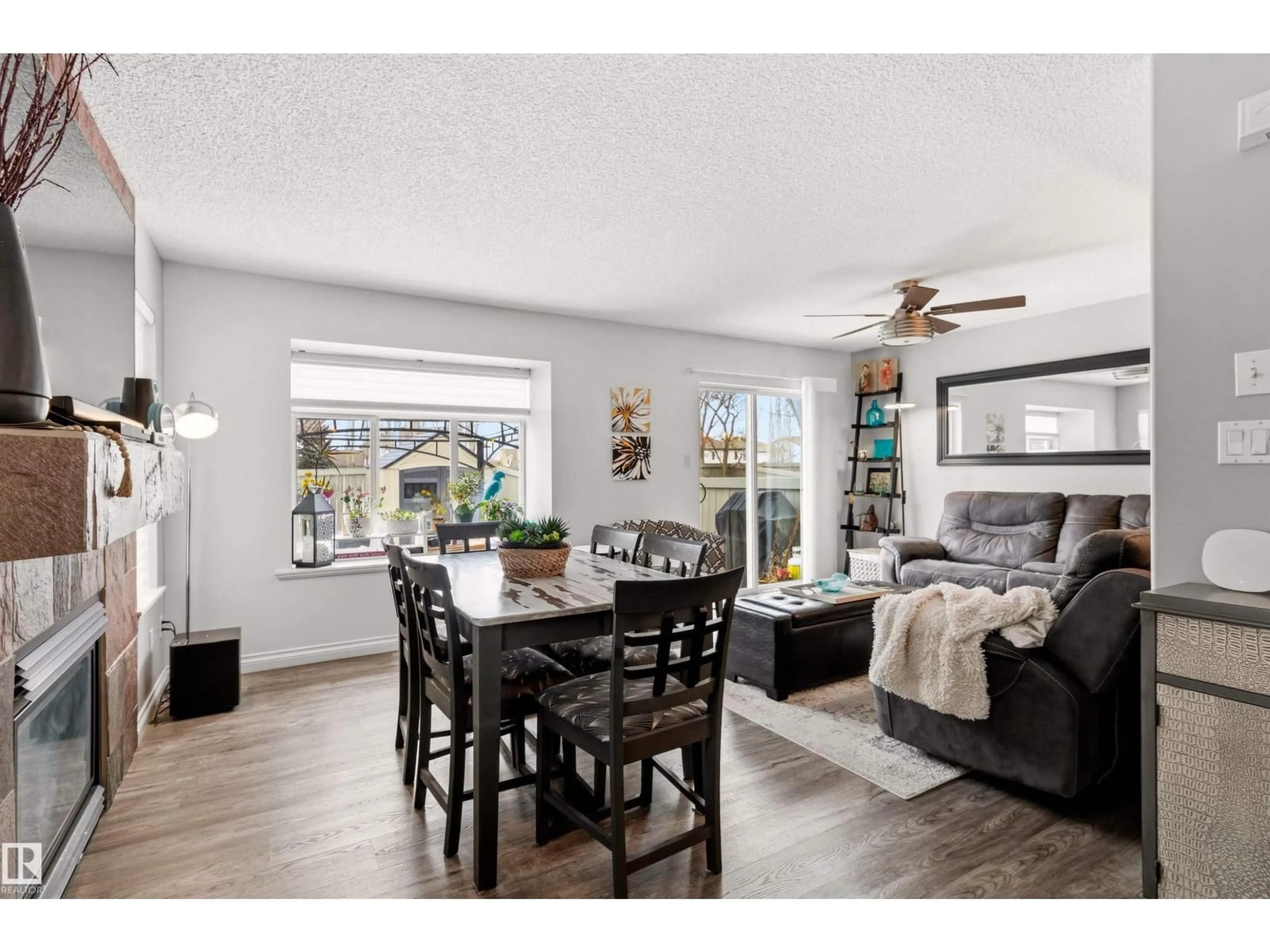 Open concept kitchen, wood/laminate floor for 15 - 15-200 ERIN RIDGE DR, St. Albert Alberta T8N7E2
