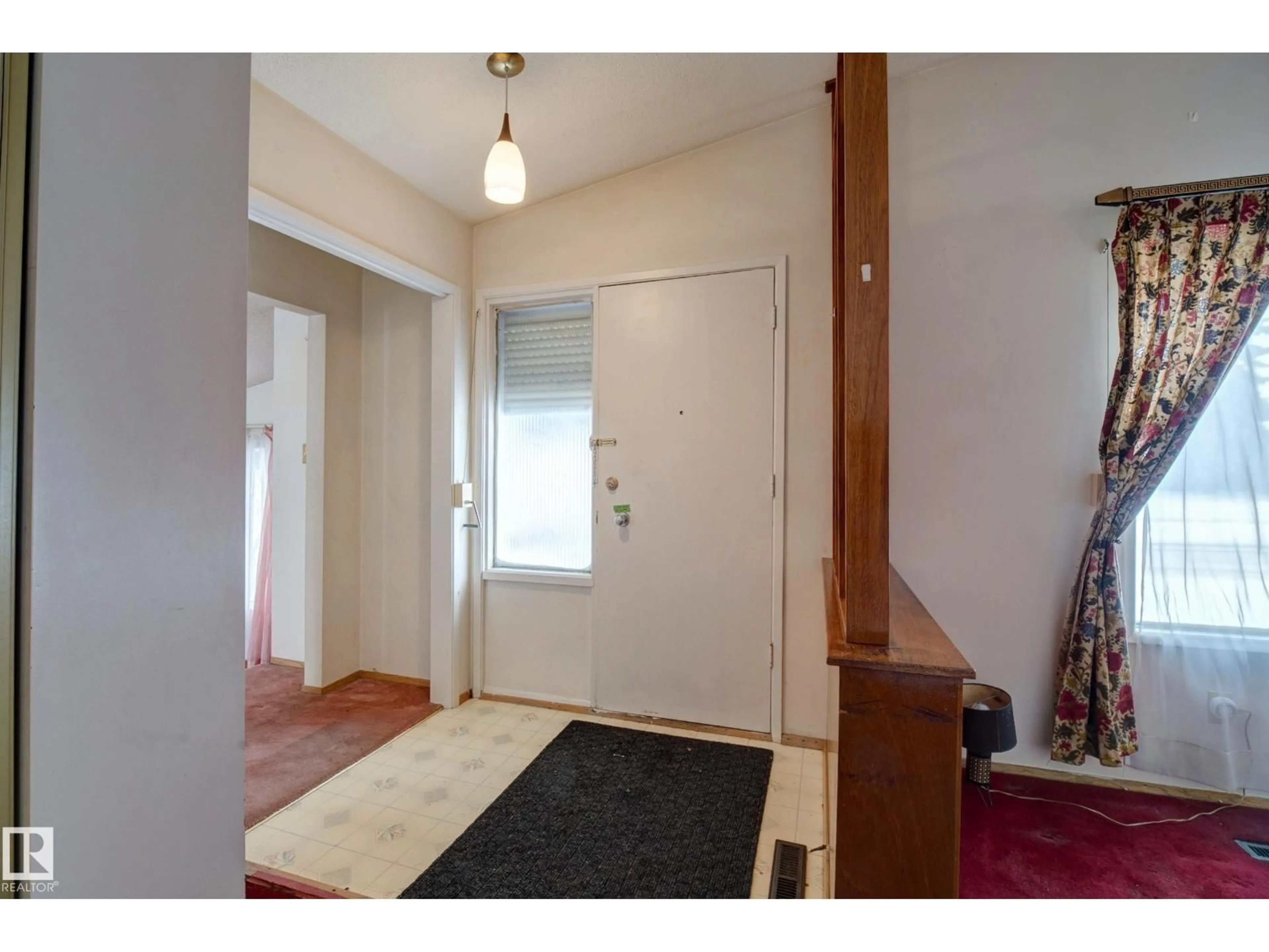 Indoor entryway for 7807 144 AV NW, Edmonton Alberta T5C2R9