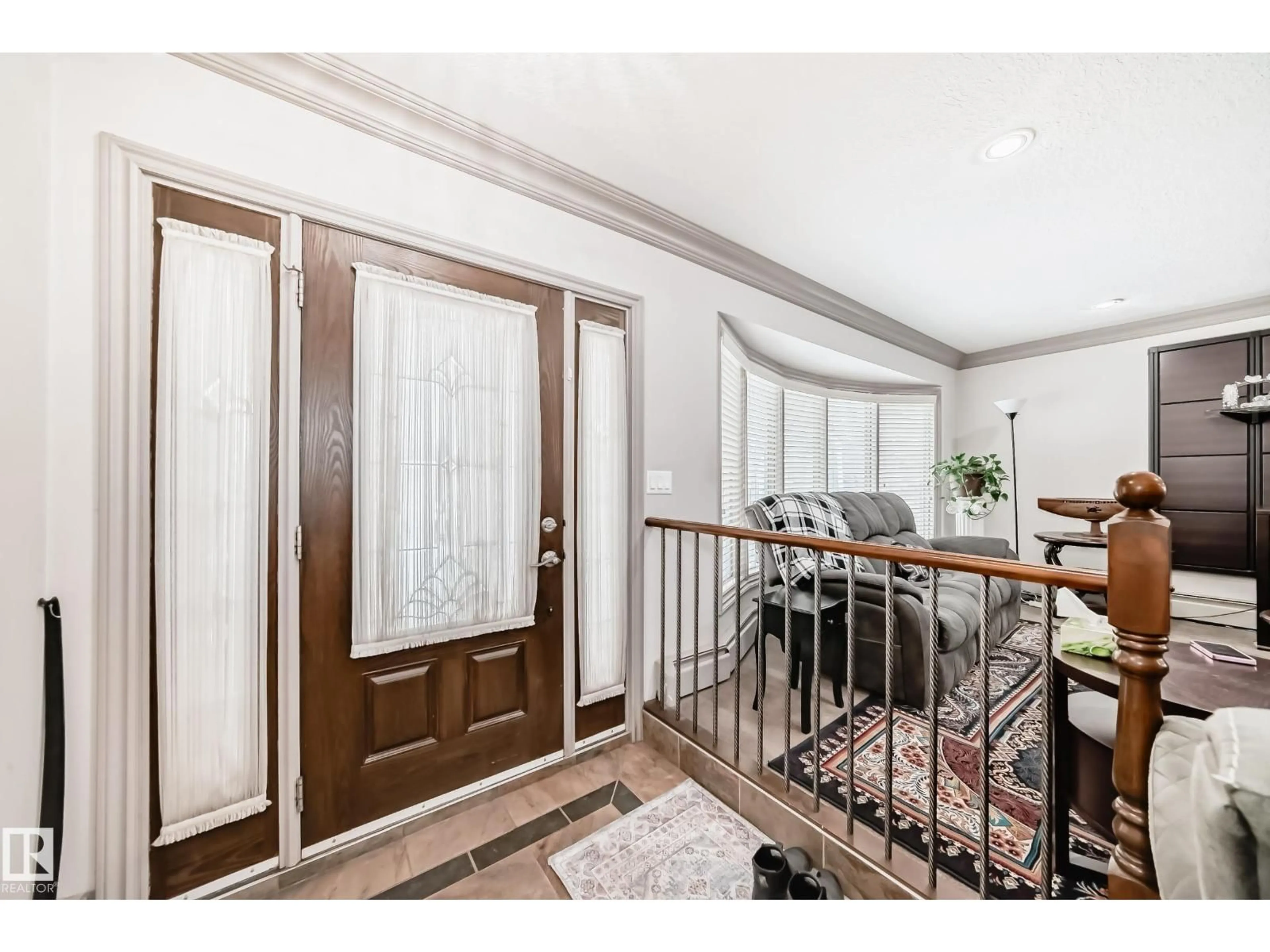 Indoor entryway for 12131 101 STREET, Edmonton Alberta T5G2C2