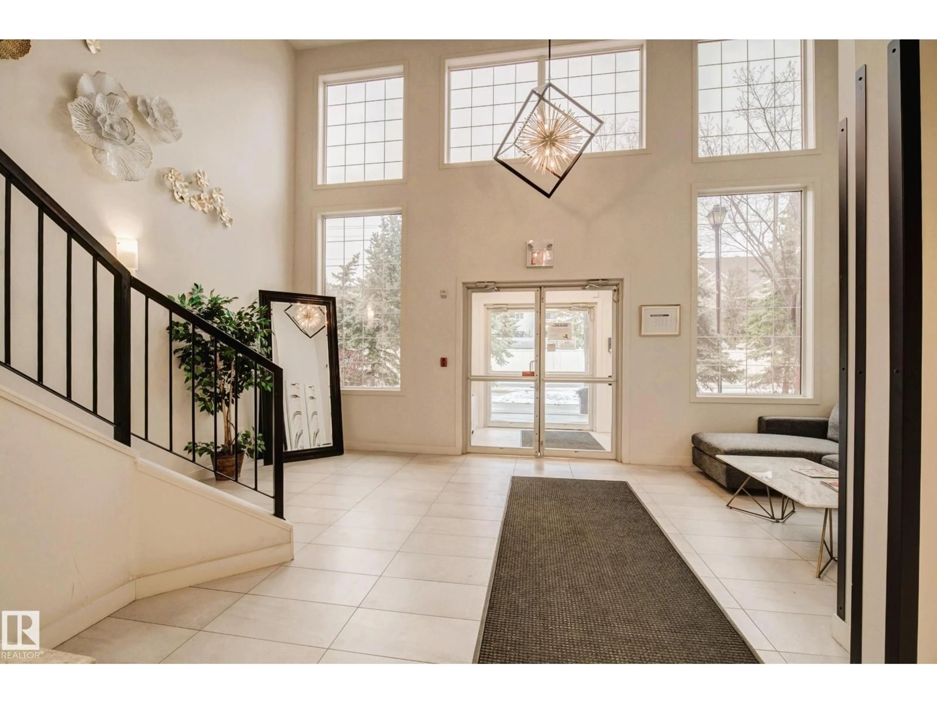 Indoor foyer for #406 - 12110 106 AV, Edmonton Alberta T5N4R9