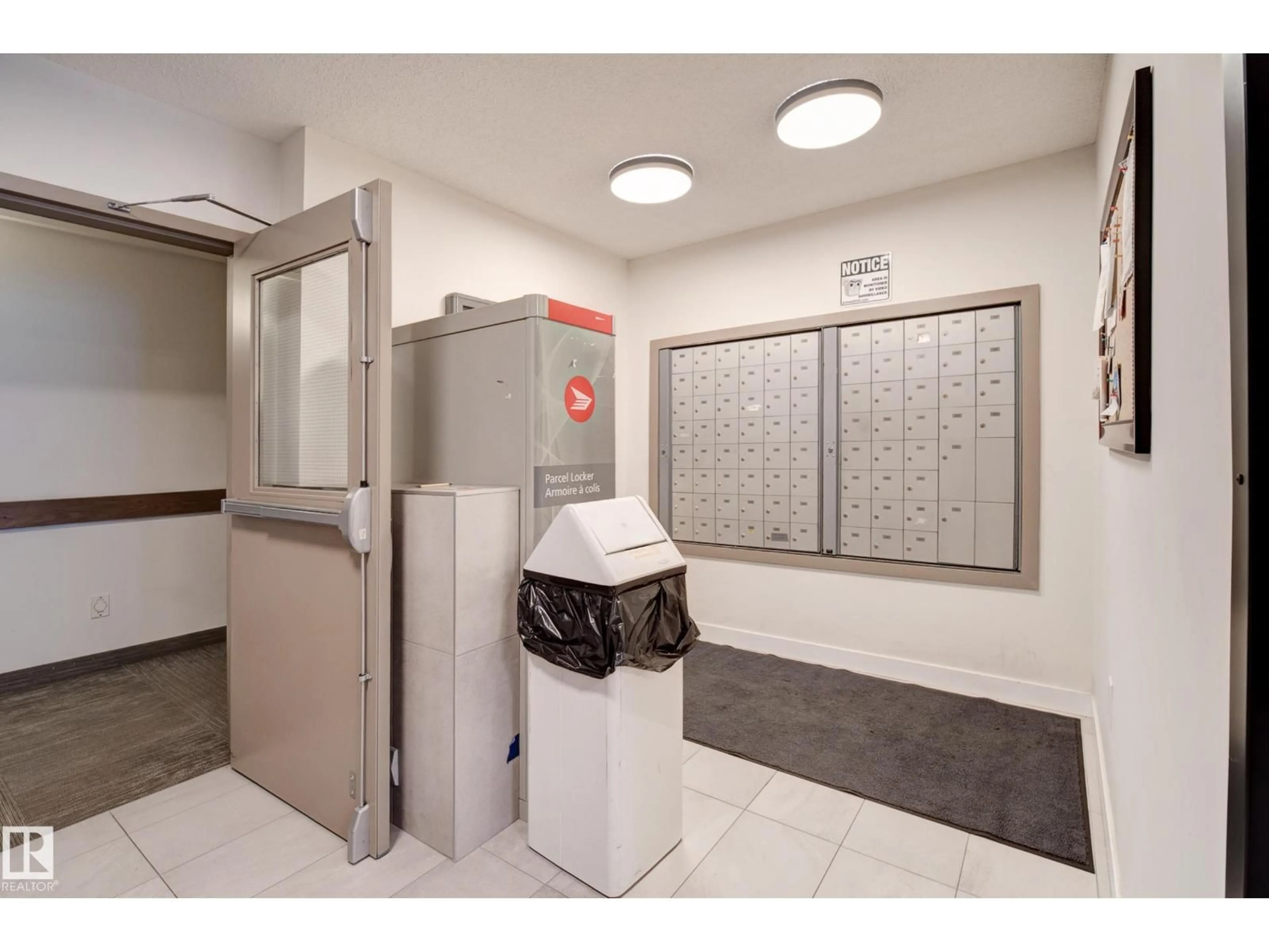 Indoor foyer for #406 - 12110 106 AV, Edmonton Alberta T5N4R9