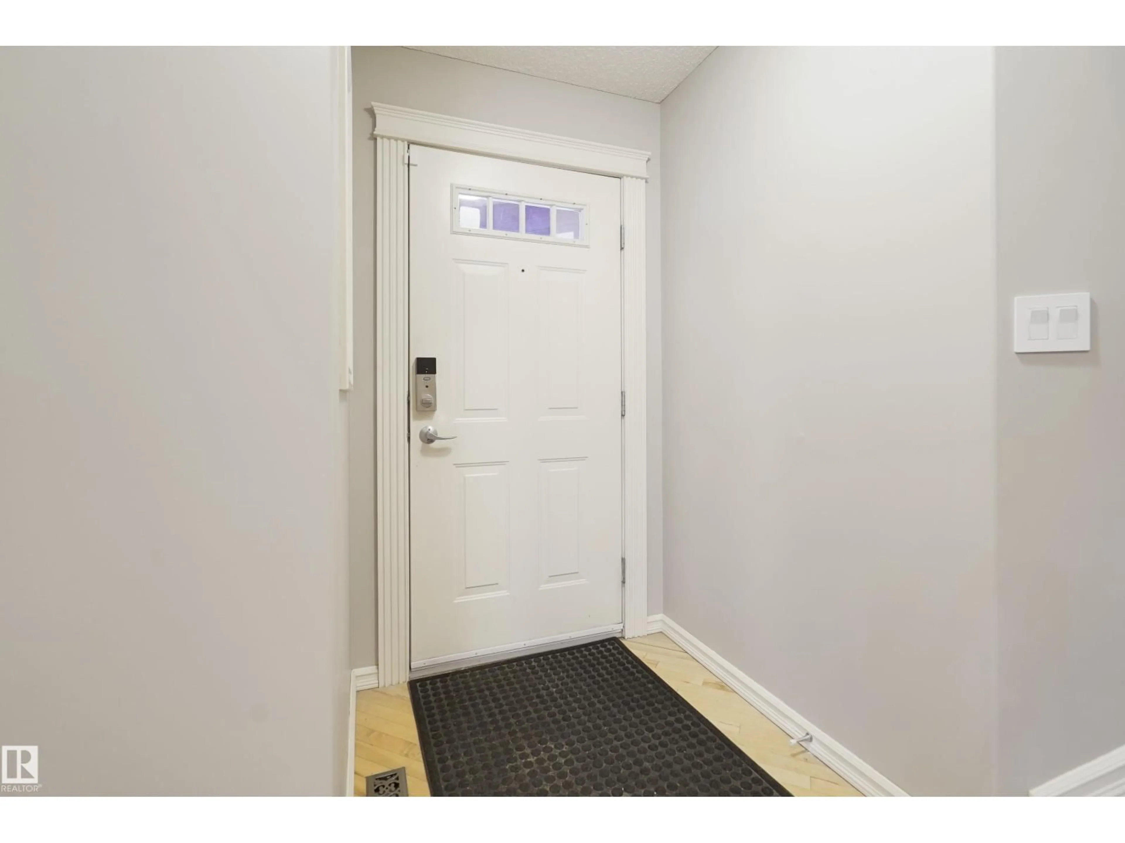 Indoor entryway for 580 GLENWRIGHT CR, Edmonton Alberta T5T6K8