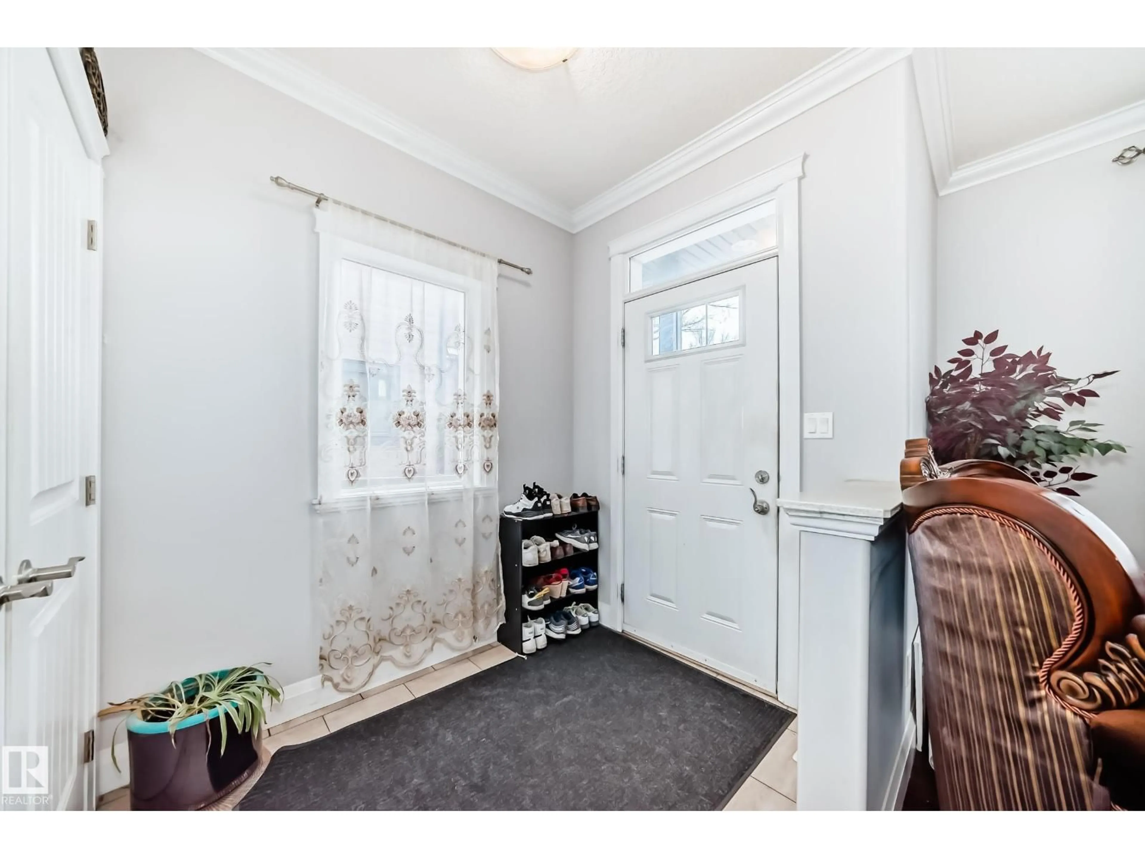 Indoor entryway for #2 - 12042 101 ST, Edmonton Alberta T5G2C1