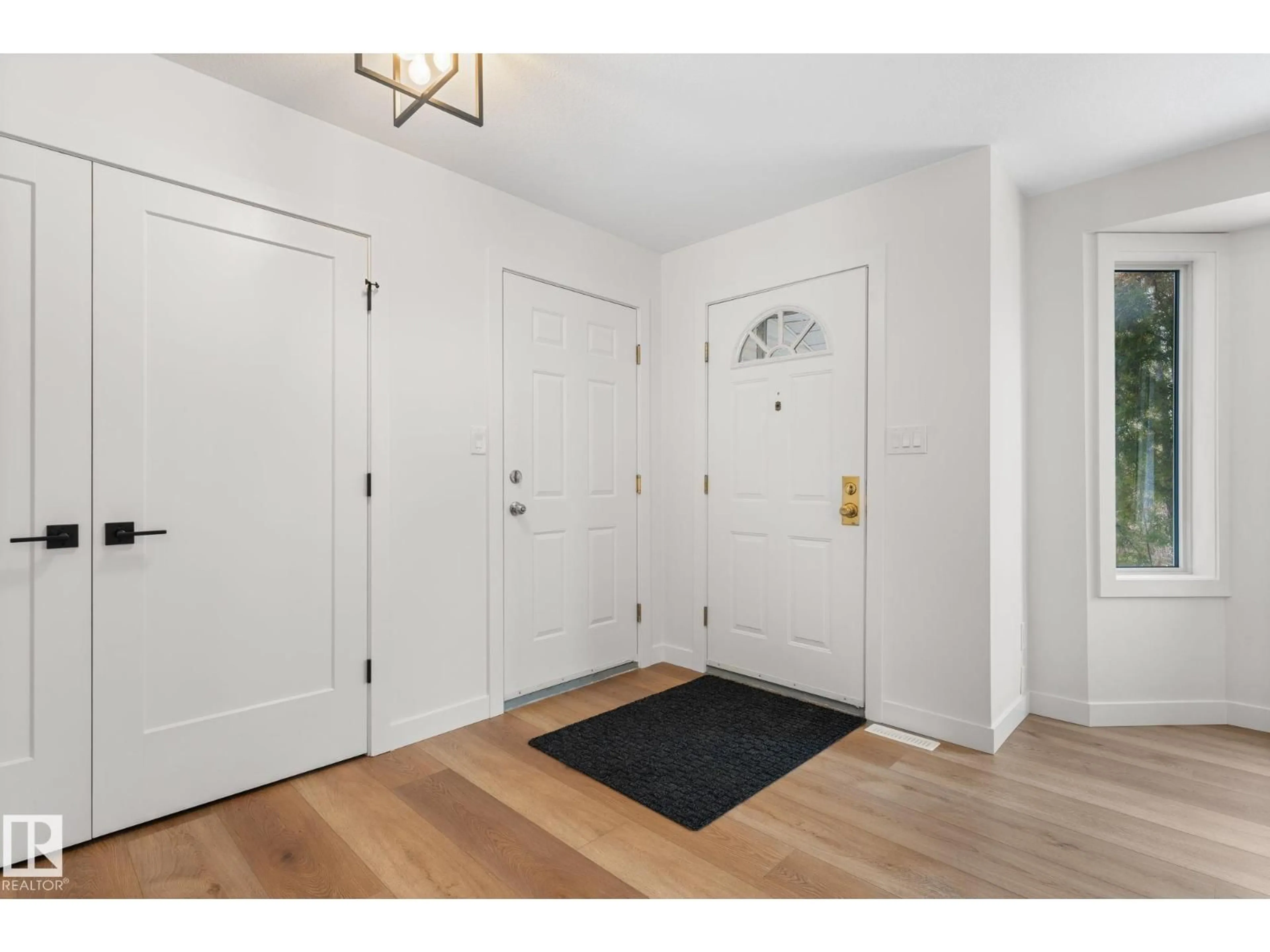 Indoor entryway for 4 HEATH PL, St. Albert Alberta T8N6B3