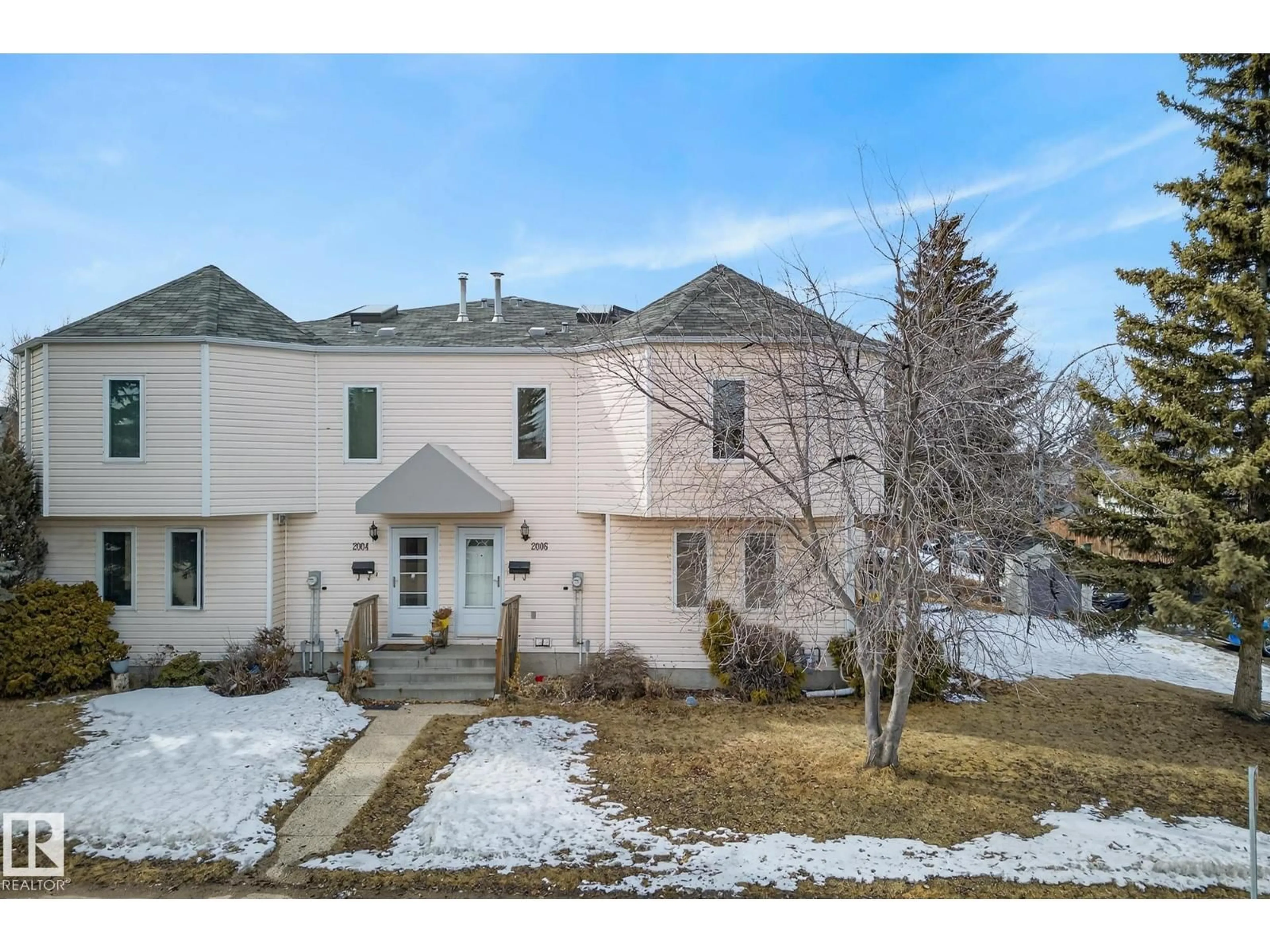 A pic from outside/outdoor area/front of a property/back of a property/a pic from drone, street for 2006 MILL WOODS RD E, Edmonton Alberta T6L6M2