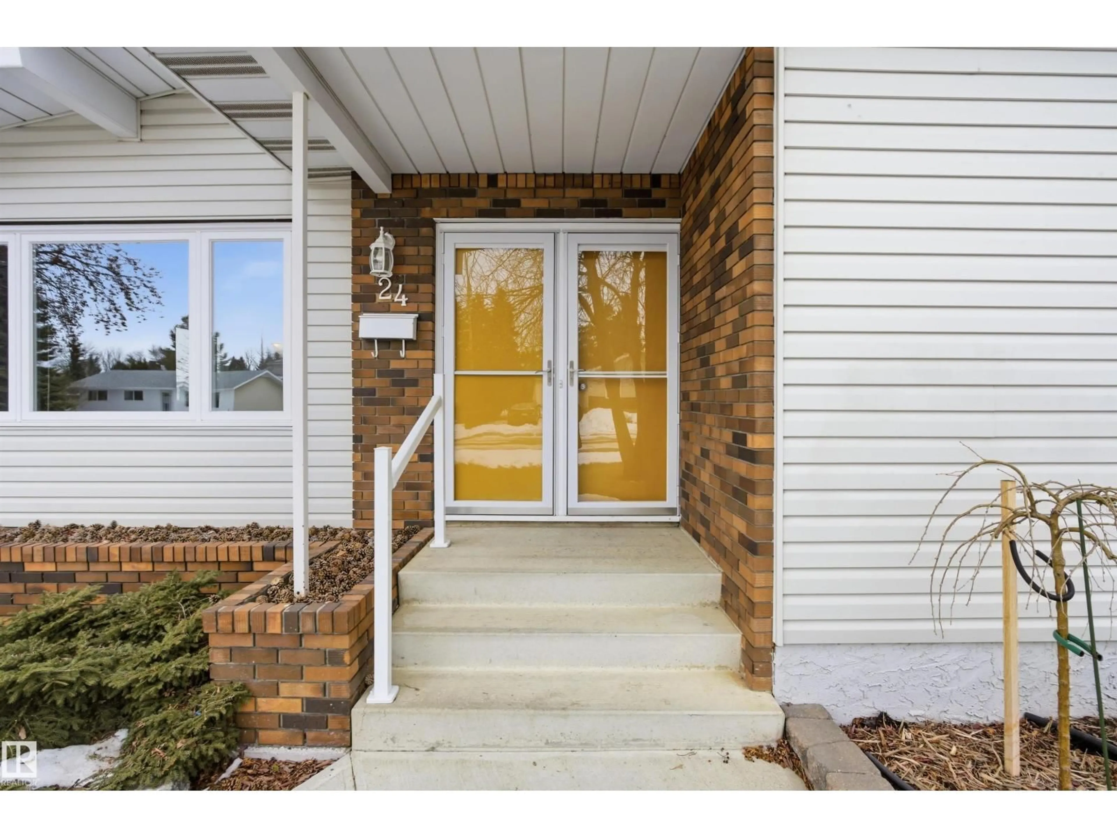 Indoor entryway for 24 PENGUIN CR, Sherwood Park Alberta T8A3H4