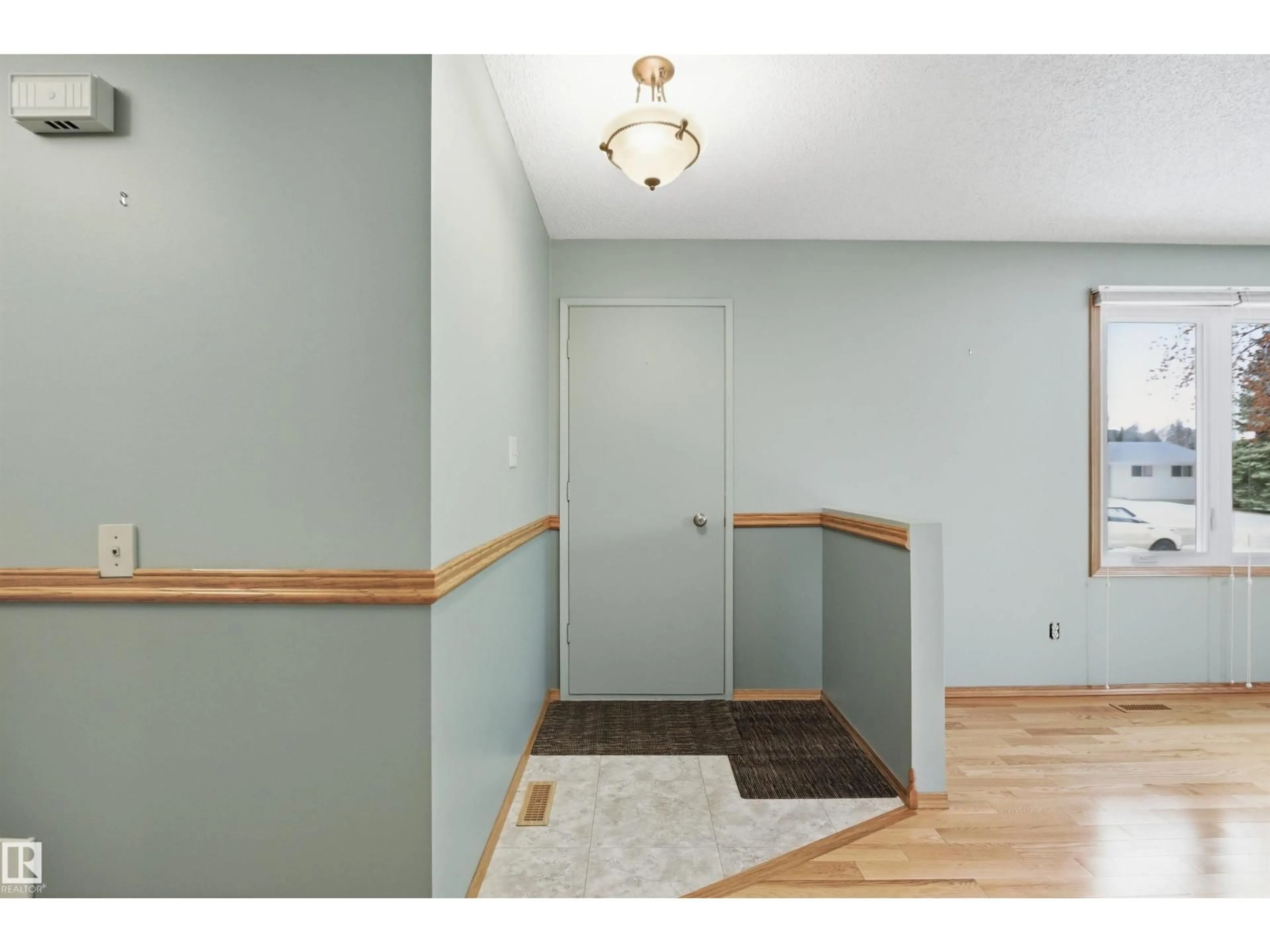 Indoor entryway for 24 PENGUIN CR, Sherwood Park Alberta T8A3H4