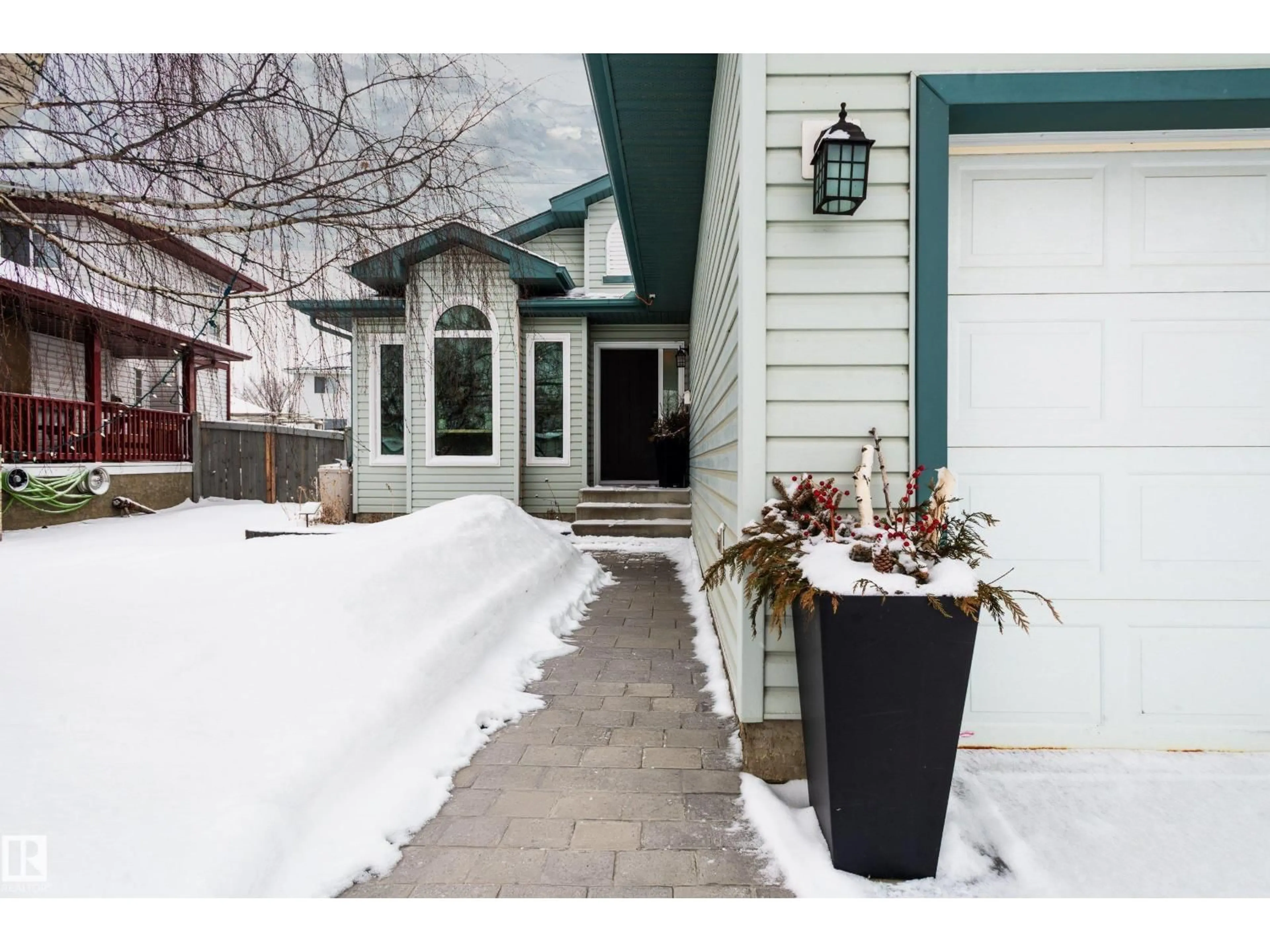 Indoor entryway for 186 HERITAGE DR, St. Albert Alberta T8N5W4