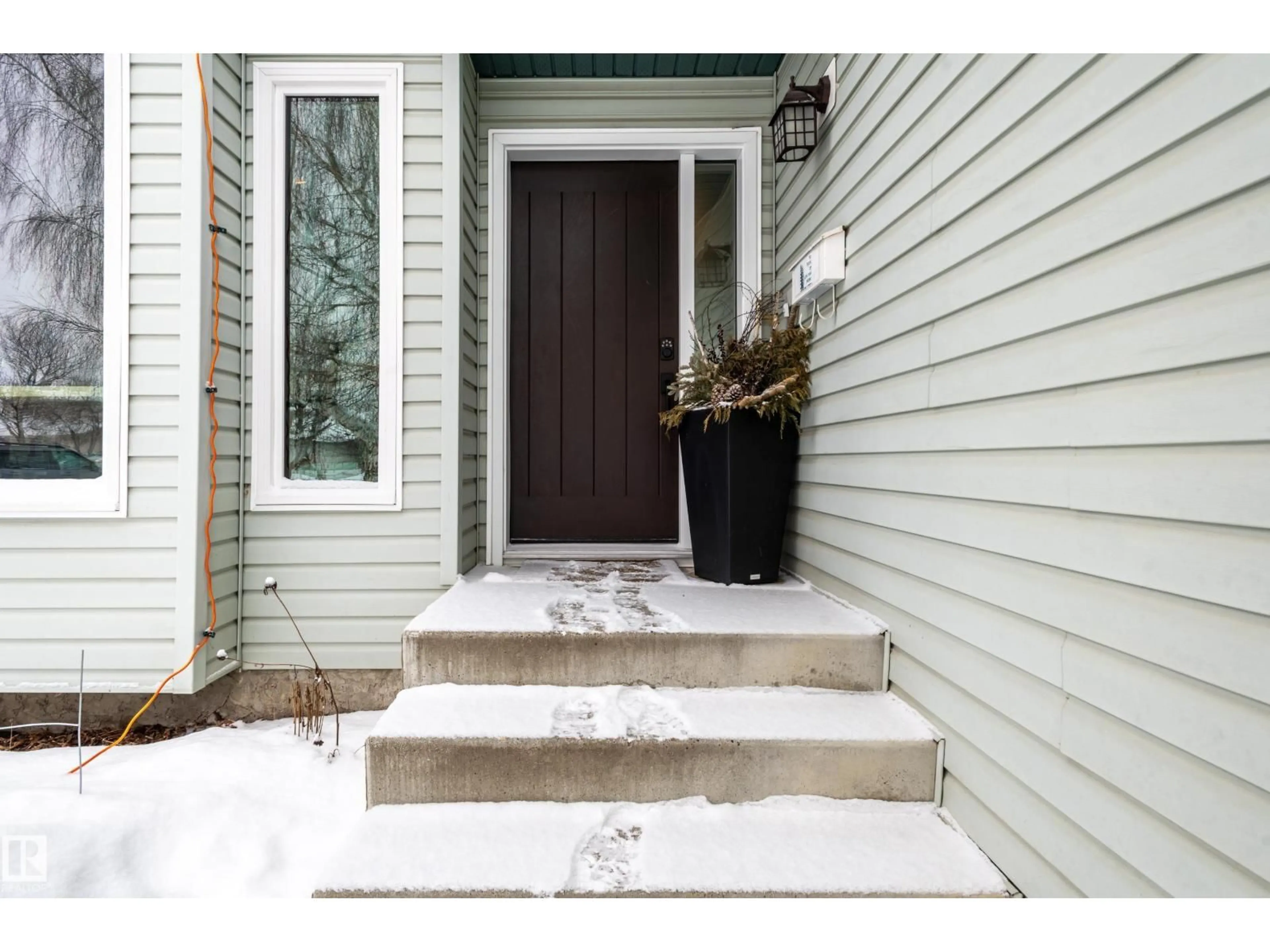Indoor entryway for 186 HERITAGE DR, St. Albert Alberta T8N5W4