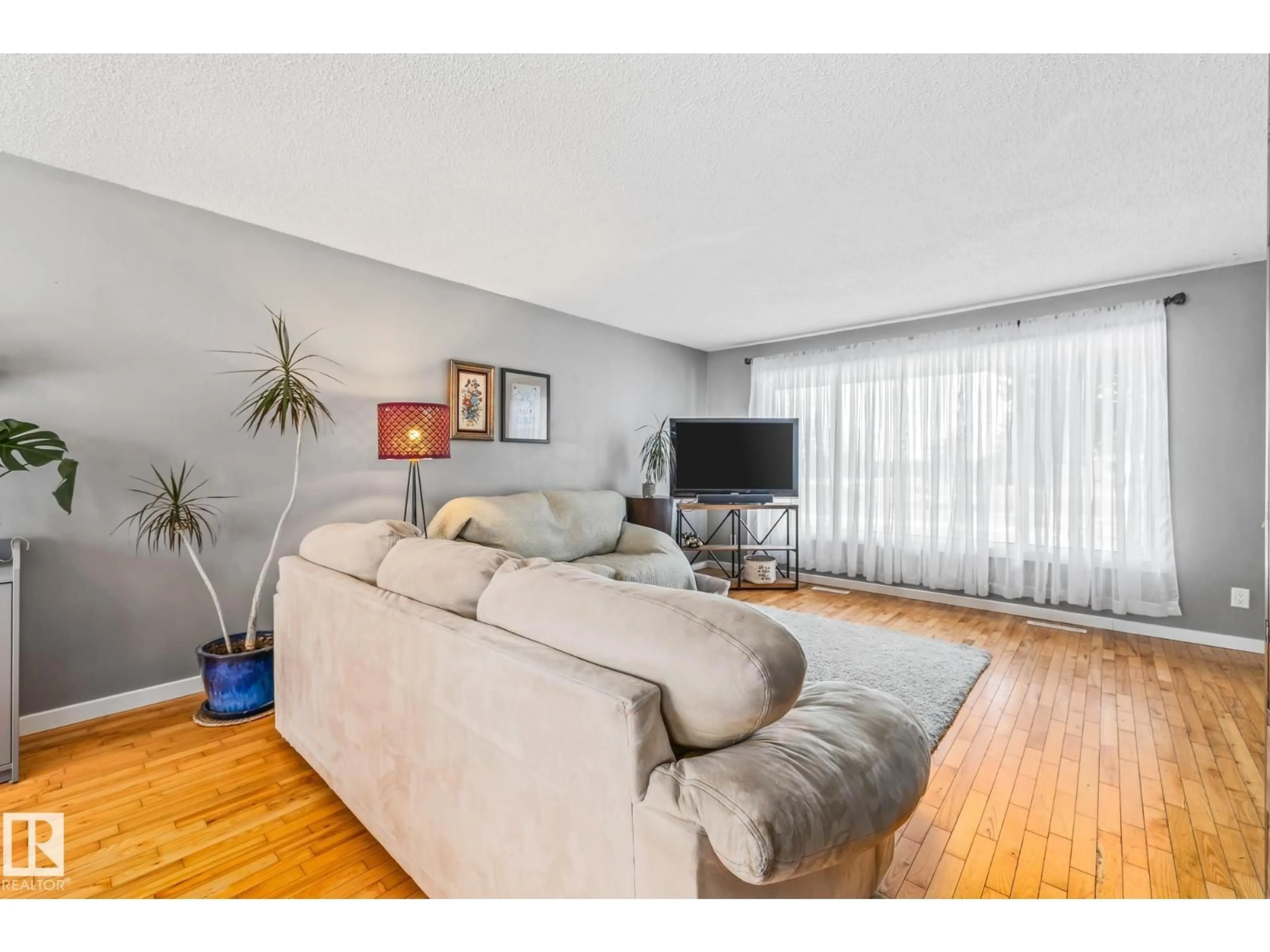Living room with furniture, unknown for 6811 FULTON DR, Edmonton Alberta T6A3V7