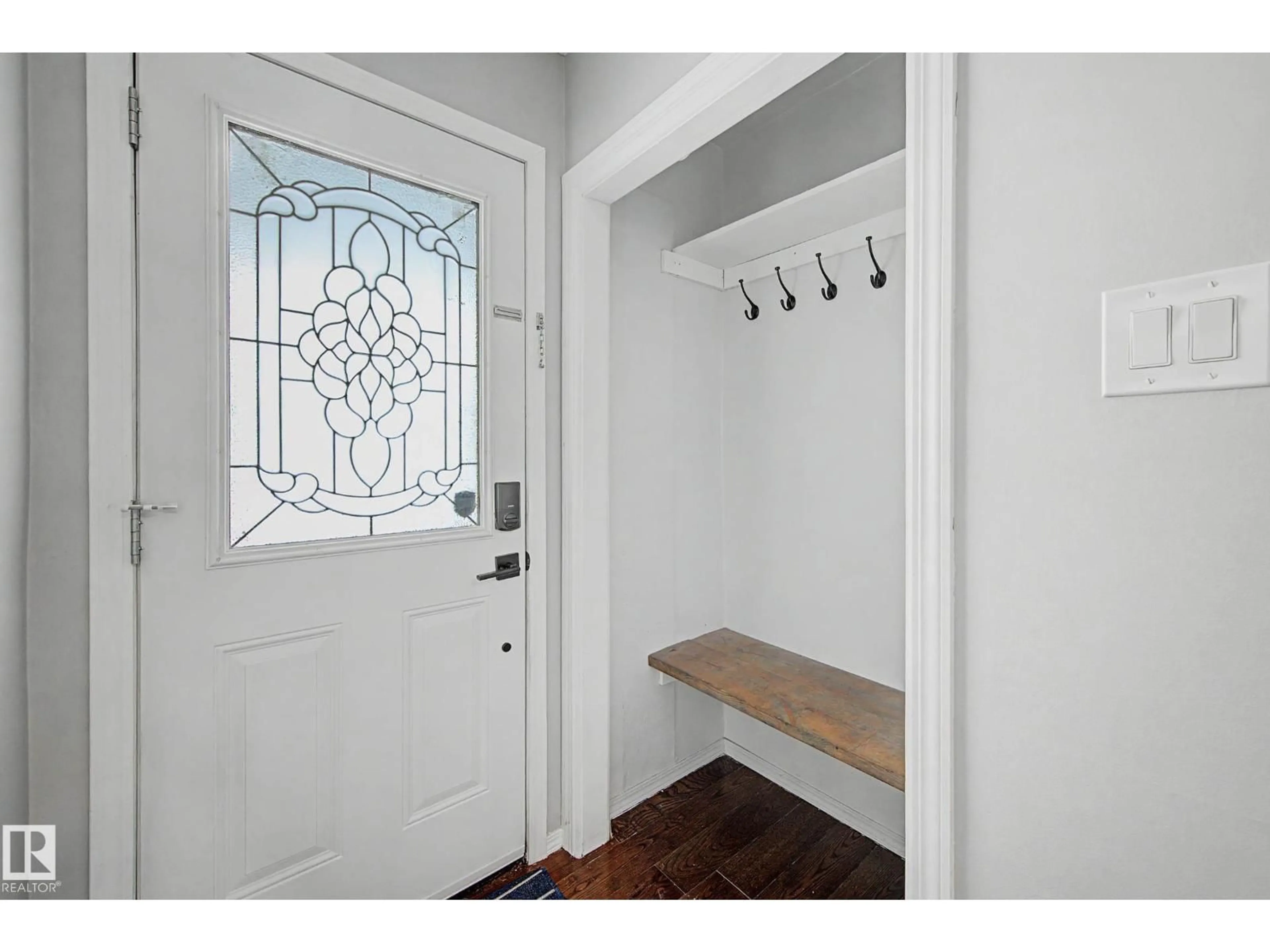 Indoor entryway for 13936 118 AV, Edmonton Alberta T5L2M4