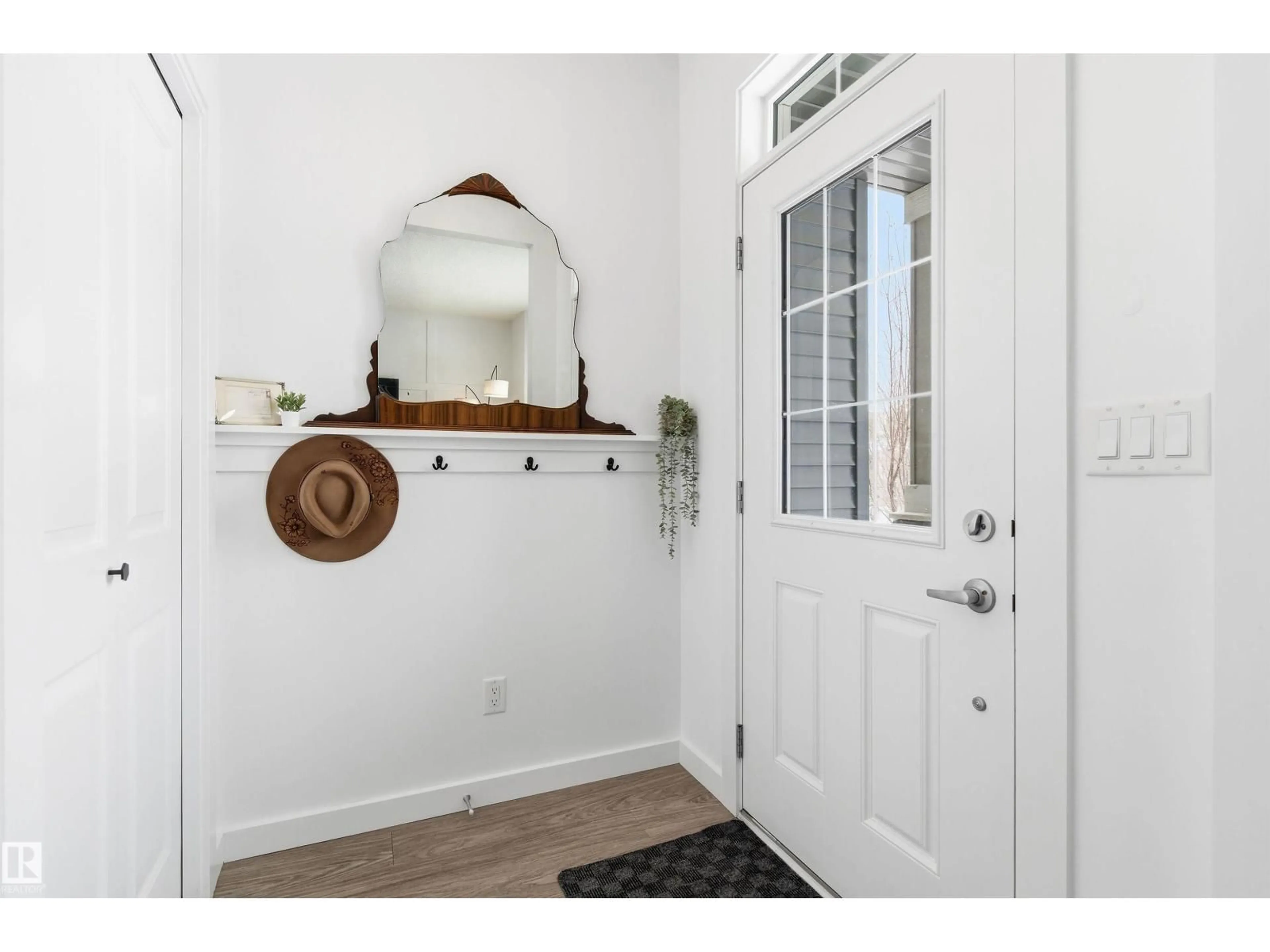 Indoor entryway for 2217 GLENRIDDING BV, Edmonton Alberta T6W2S3