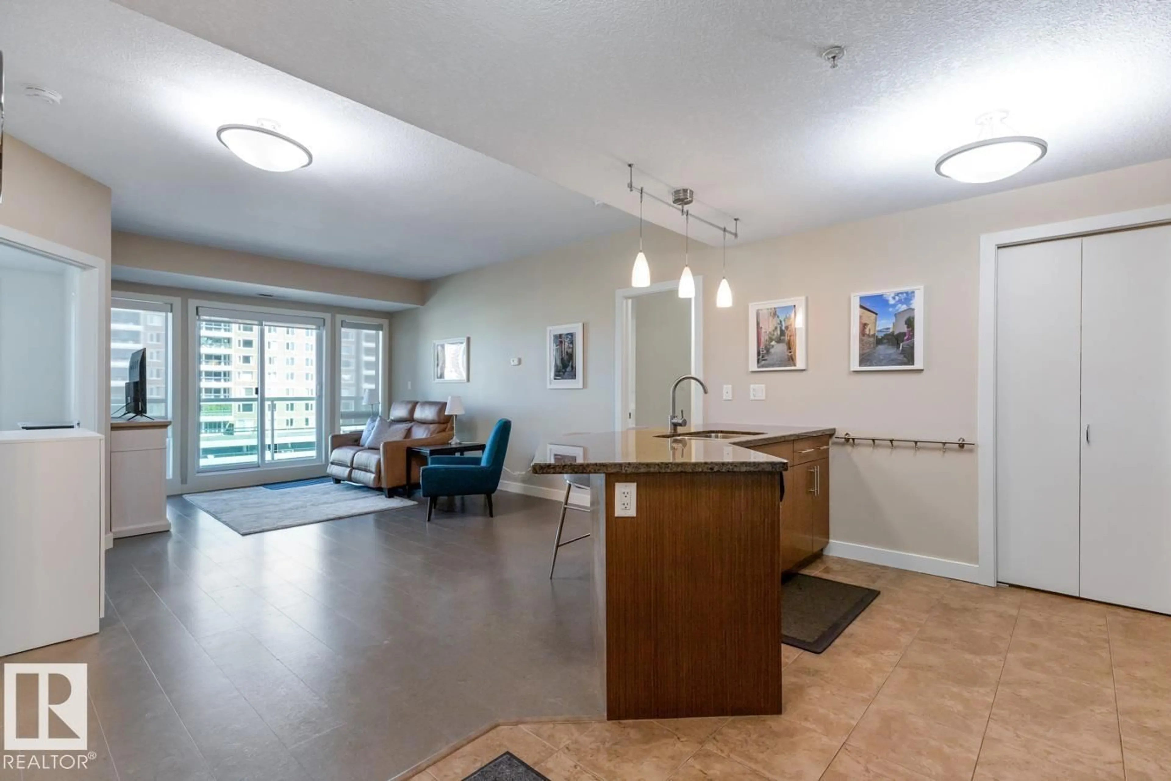 Indoor foyer for 607 - 10055 118 ST, Edmonton Alberta T5K0C1