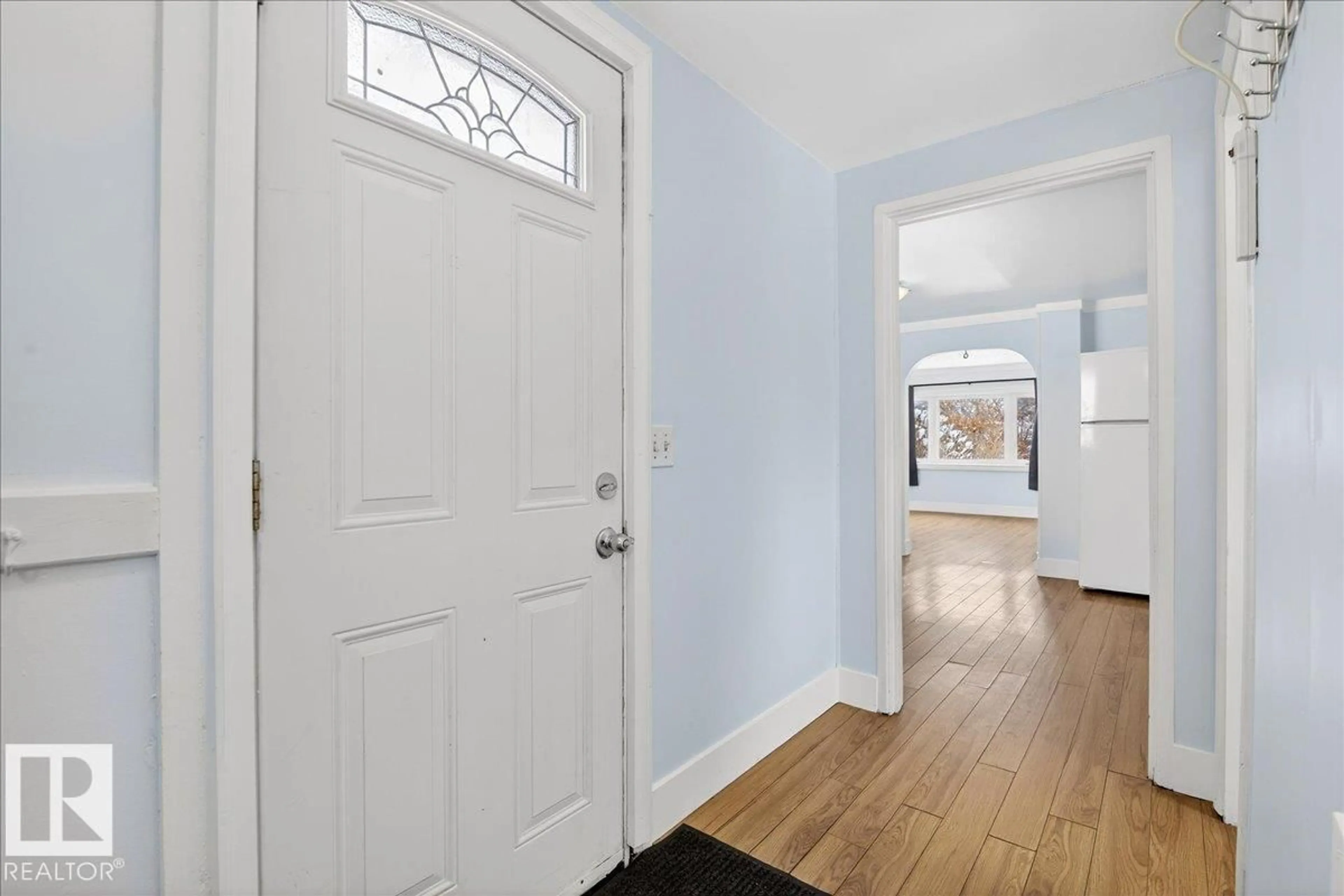 Indoor entryway for 4827 54 ST, Redwater Alberta T0A2W0