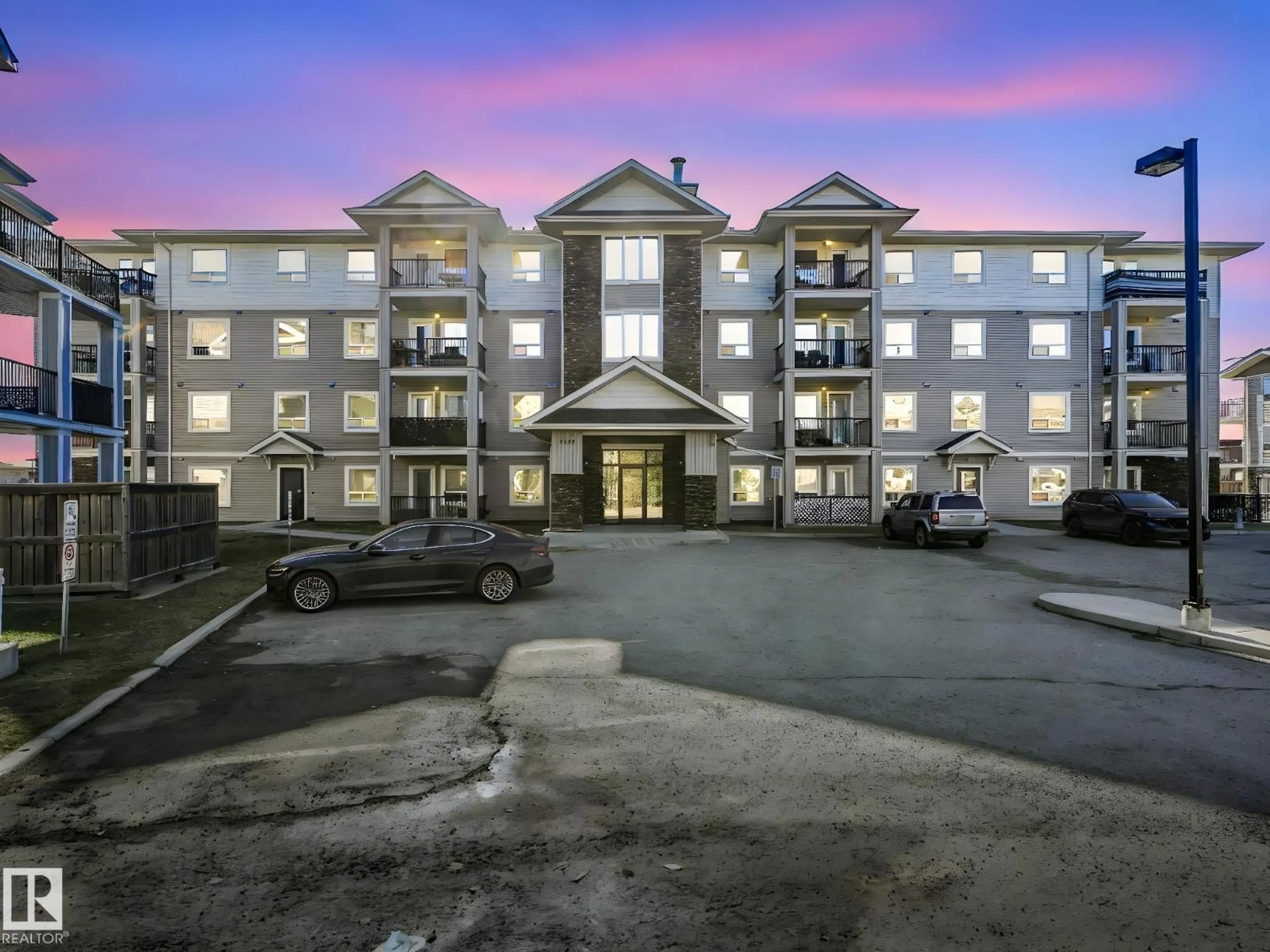 Indoor foyer for 2405 SOUTH TERWILLEGAR DR, Edmonton Alberta T6R0M2