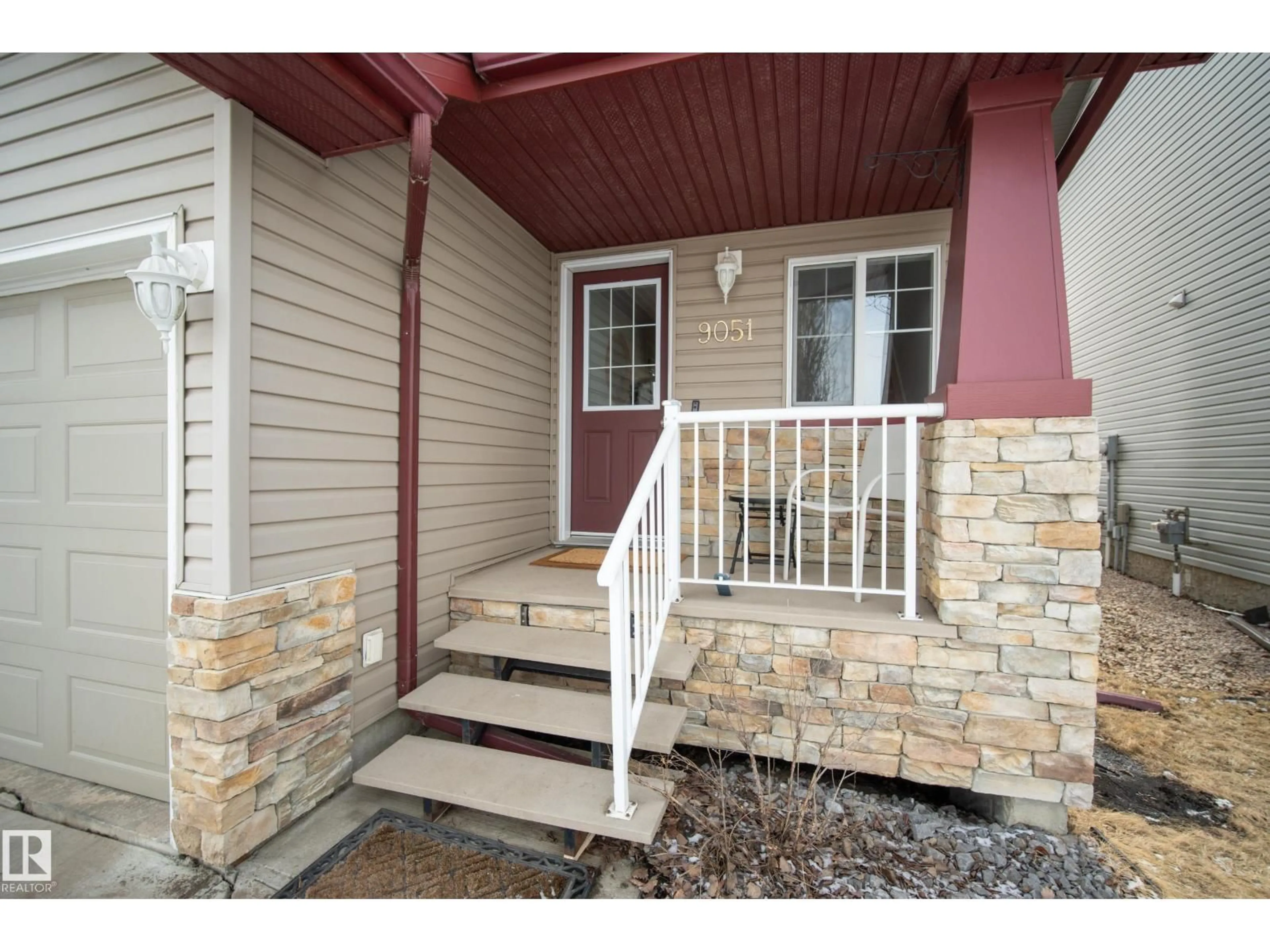 Indoor entryway for 9051 SCOTT CR, Edmonton Alberta T6R0E7