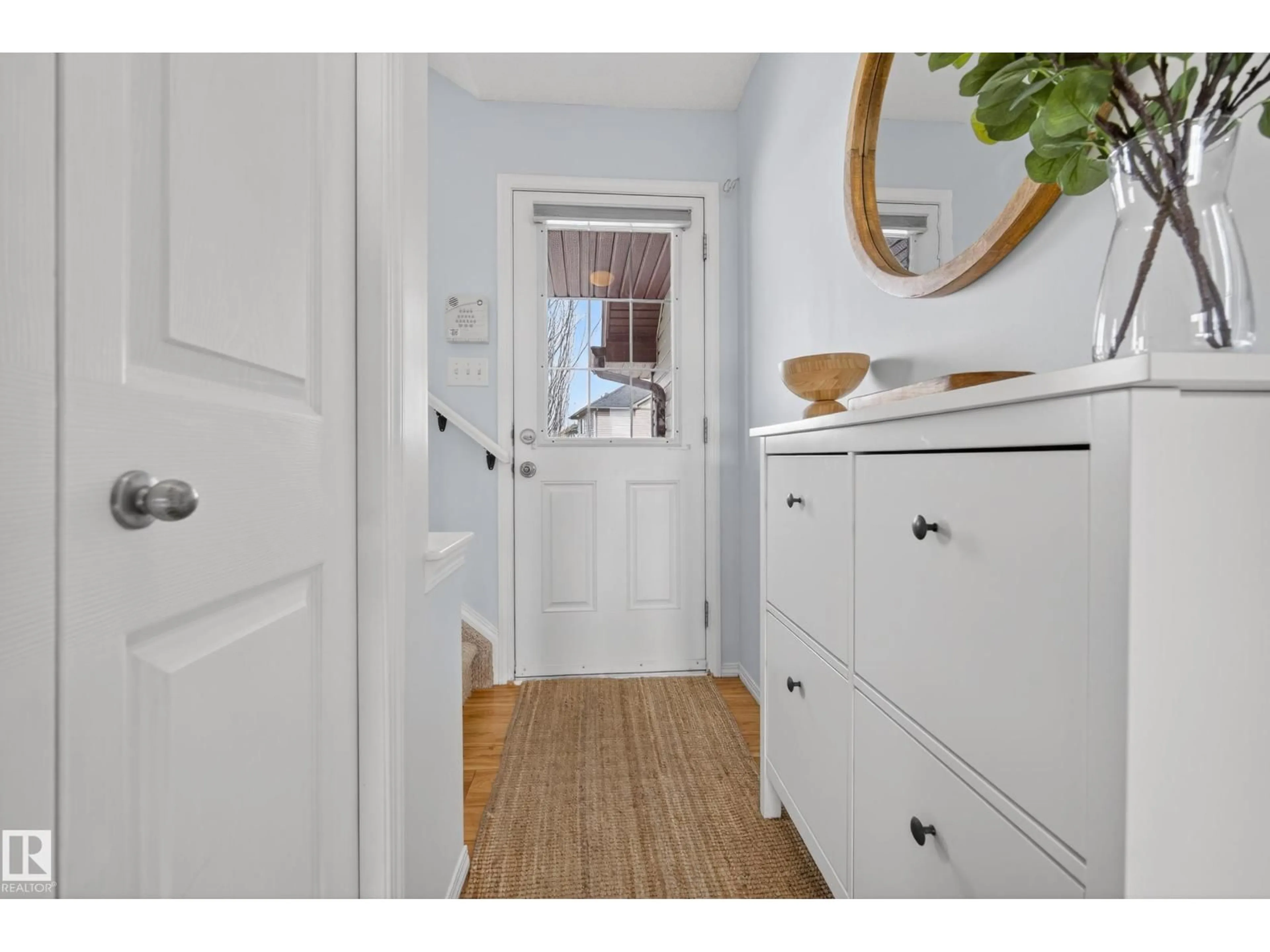 Indoor entryway for 9051 SCOTT CR, Edmonton Alberta T6R0E7