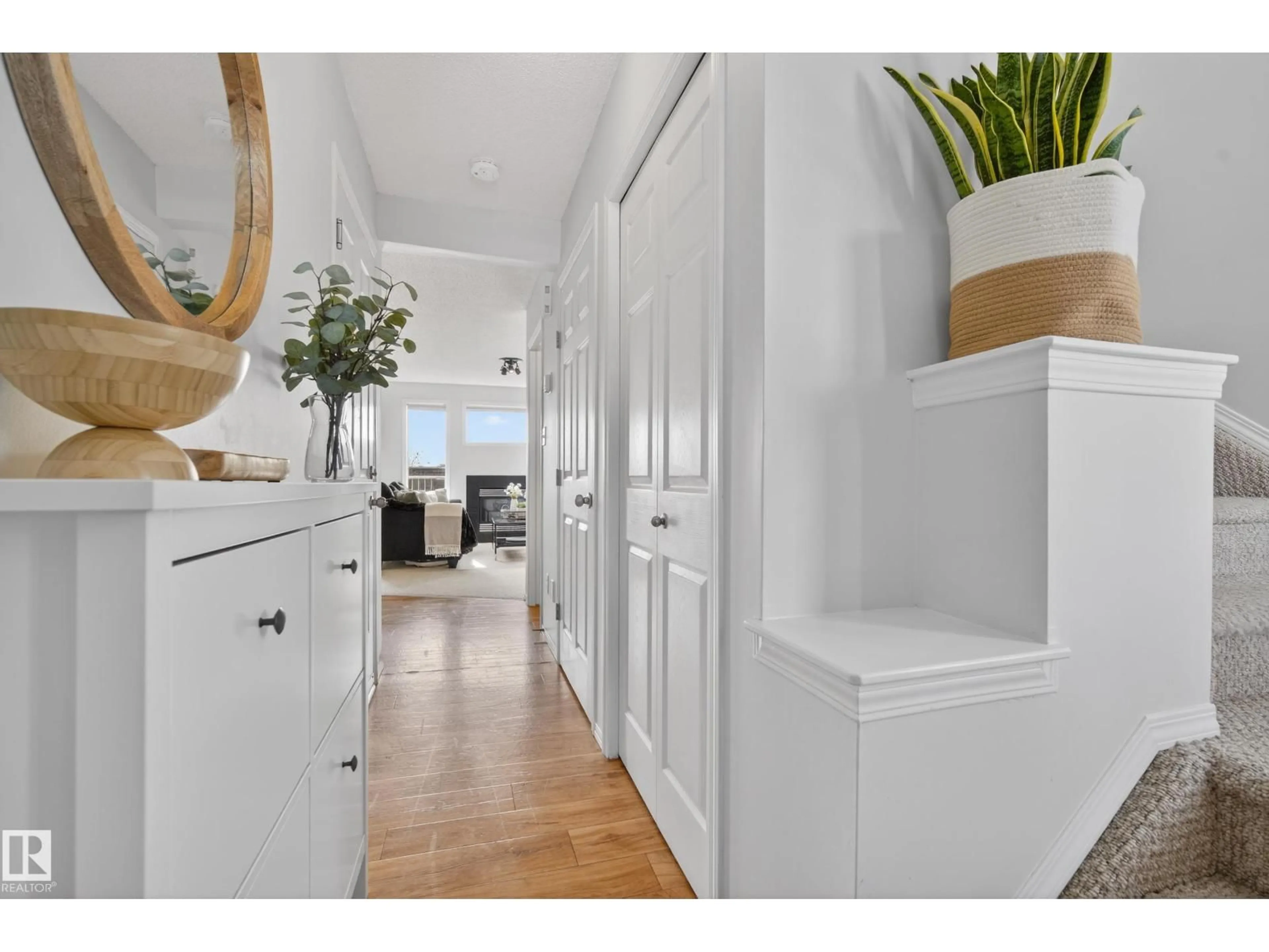 Indoor entryway for 9051 SCOTT CR, Edmonton Alberta T6R0E7