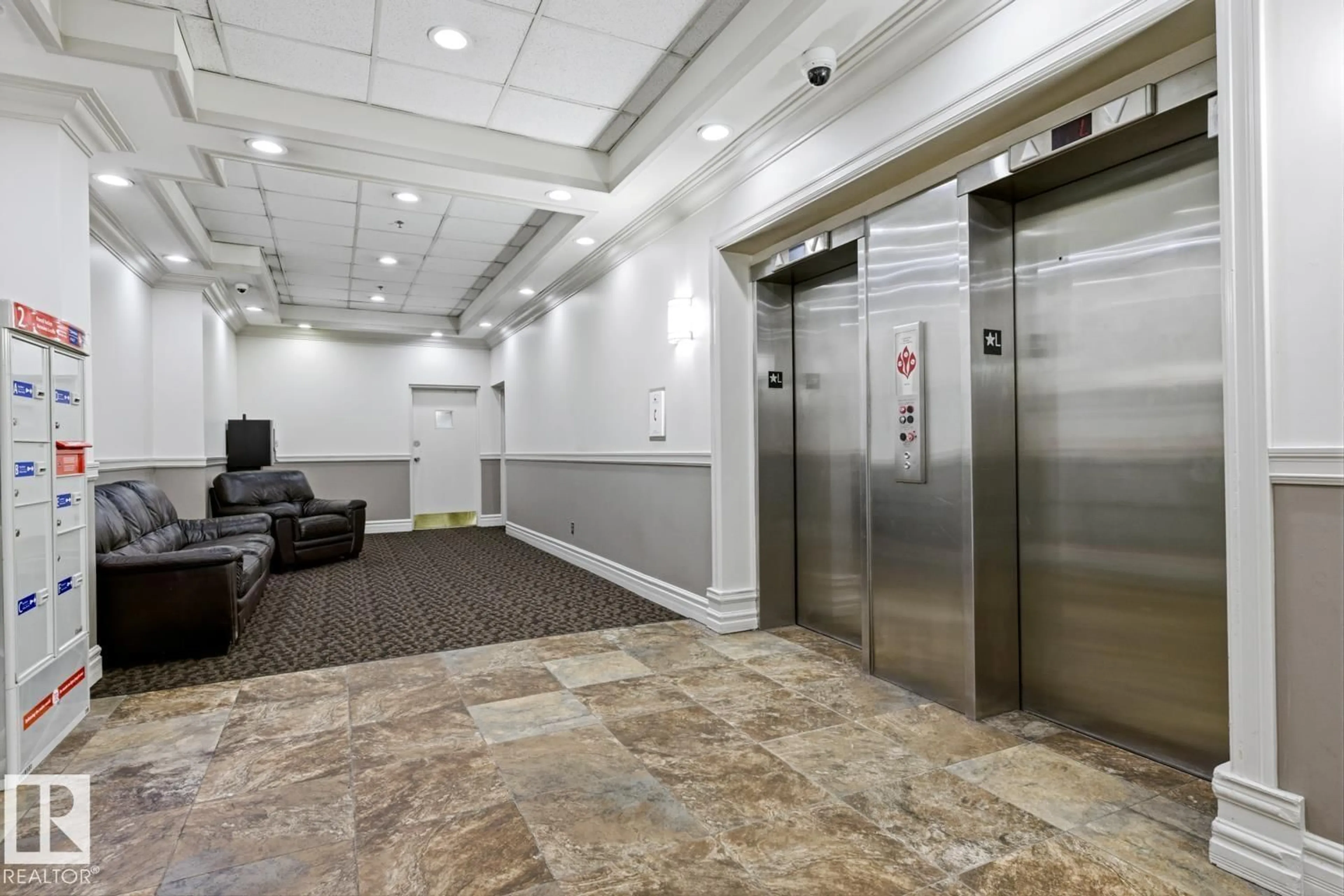 Indoor foyer for 524 - 10160 114 ST, Edmonton Alberta T5K2L2