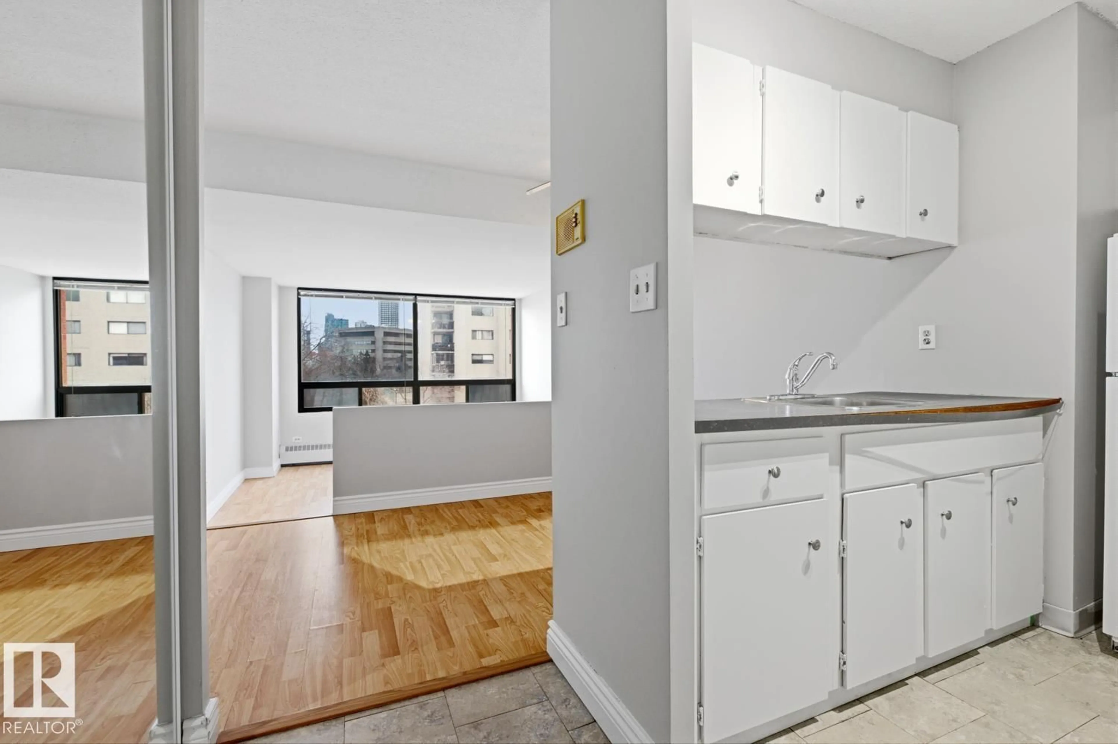 Standard kitchen, unknown for 524 - 10160 114 ST, Edmonton Alberta T5K2L2