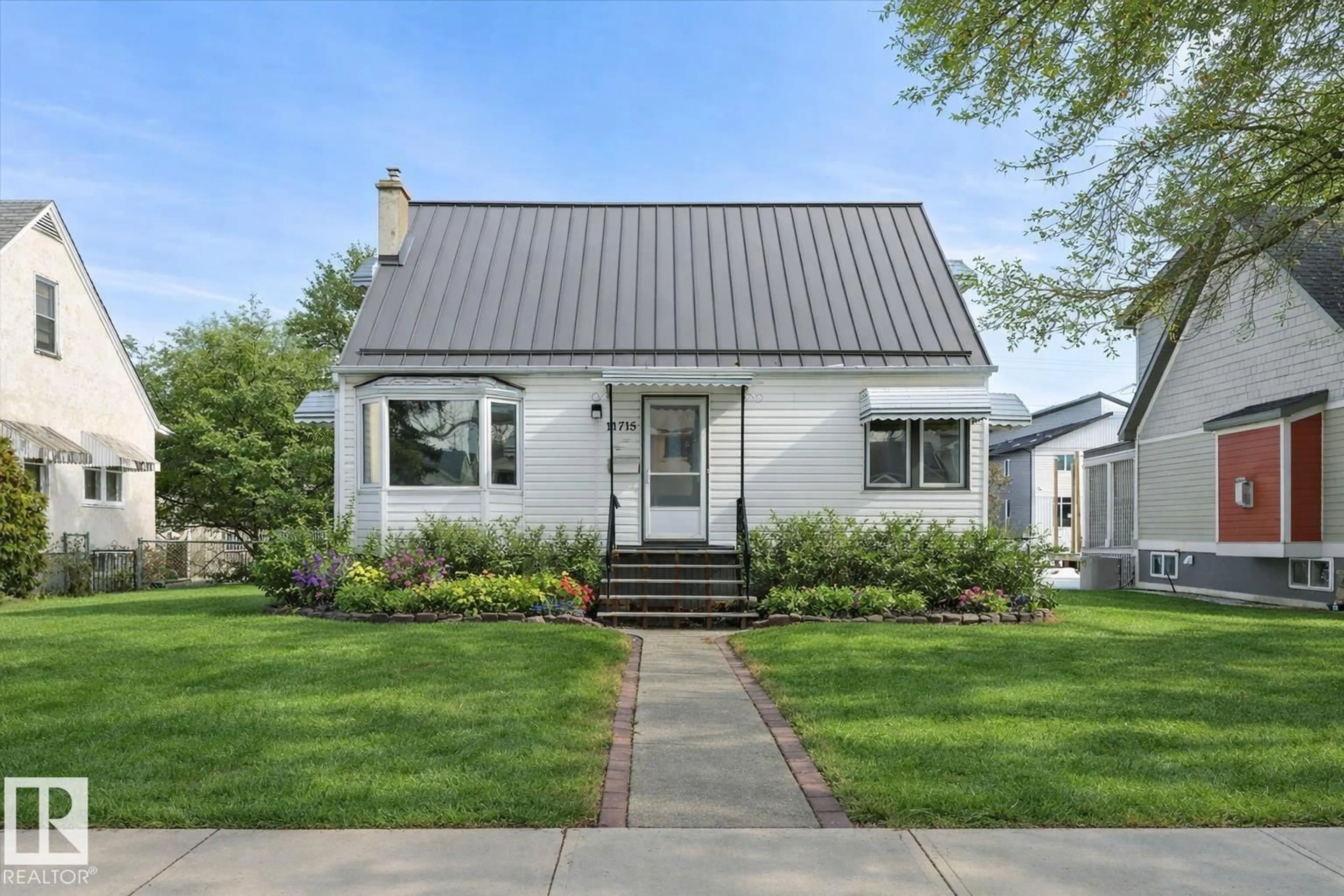 Home with vinyl exterior material, street for NW - 11715 123 ST, Edmonton Alberta T5M0G8