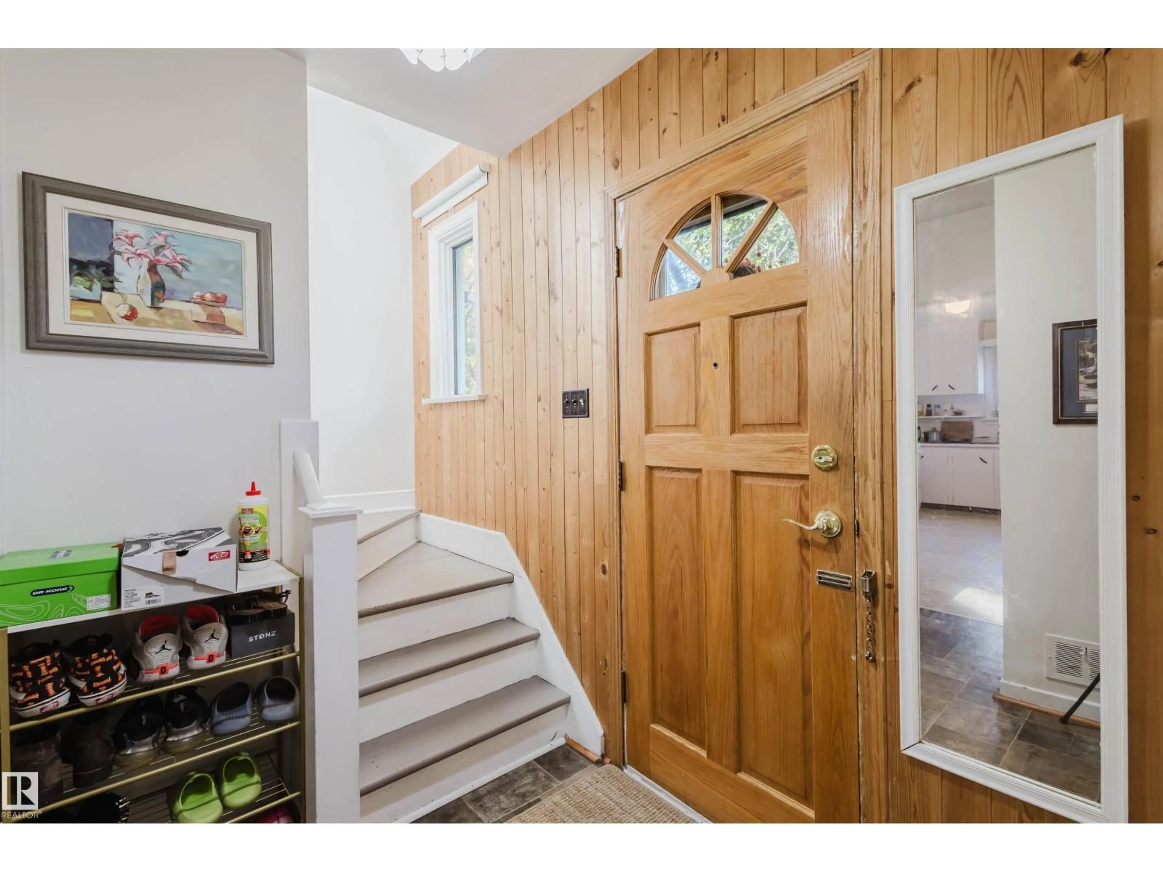 Indoor entryway for 11511 73 AV NW, Edmonton Alberta T6G0E2