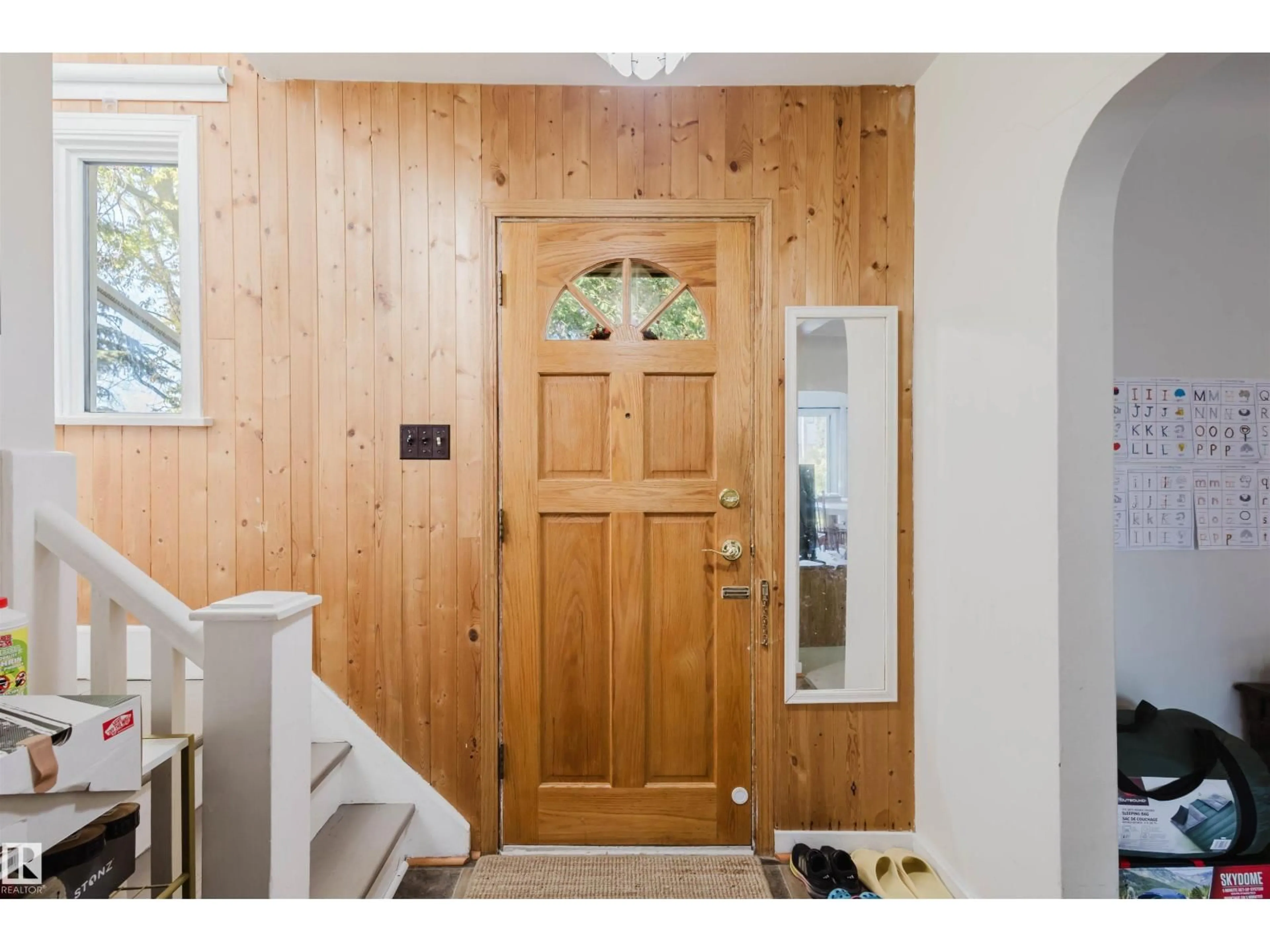 Indoor entryway for 11511 73 AV NW, Edmonton Alberta T6G0E2