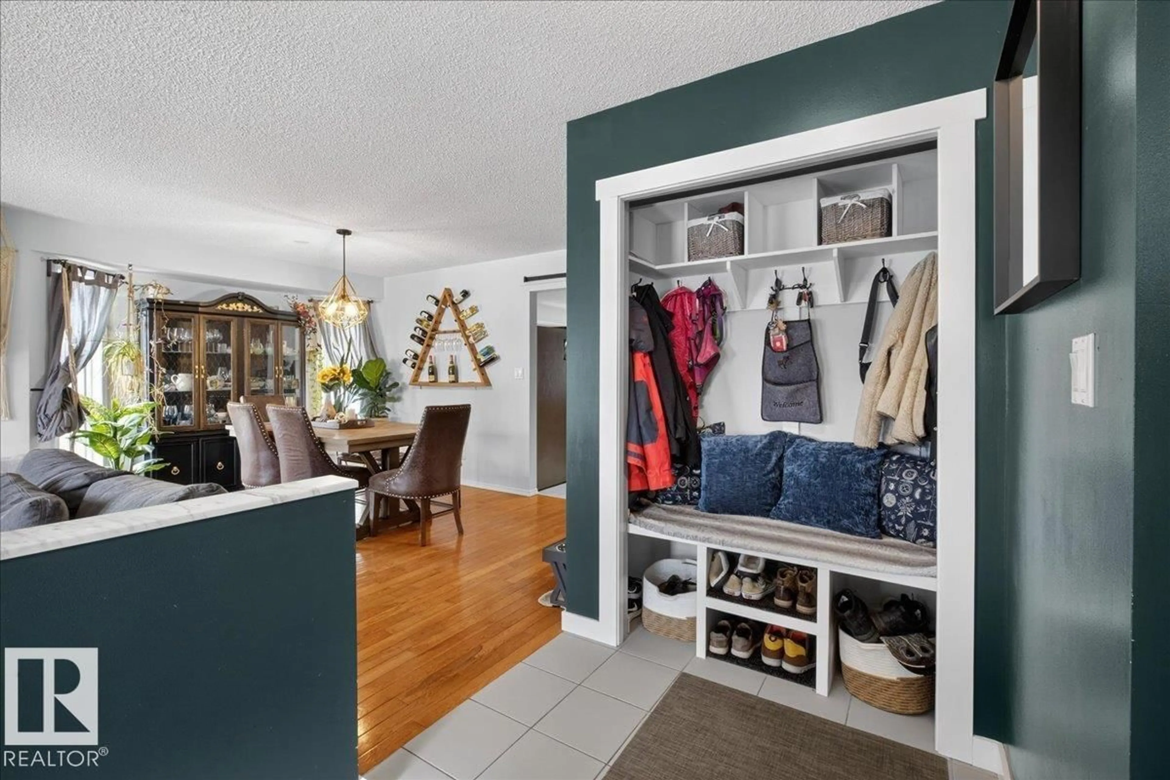 Indoor entryway for 18544 53A AV, Edmonton Alberta T6M2G2