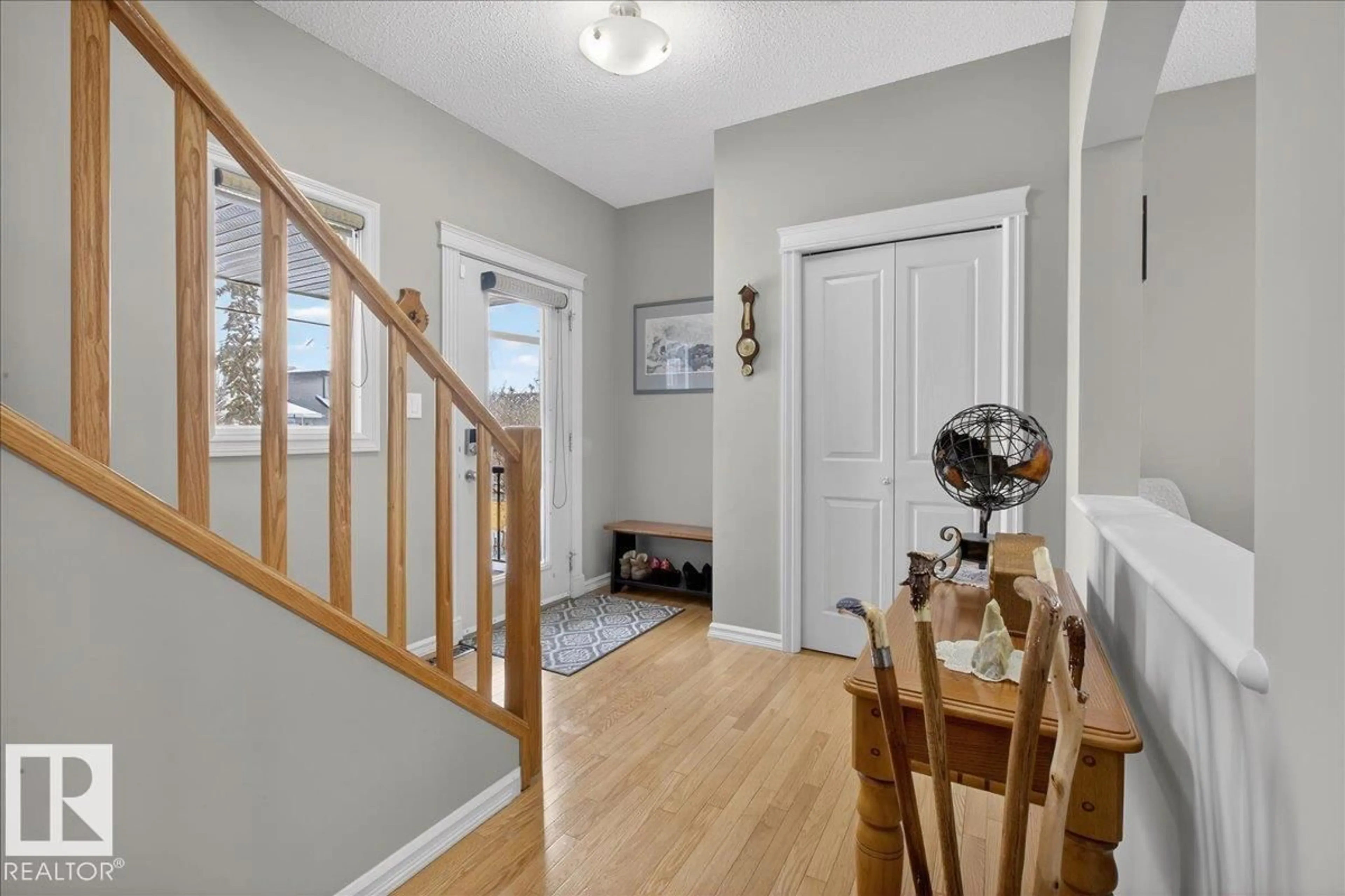 Indoor entryway for 942 CHAHLEY CR, Edmonton Alberta T6M0E2