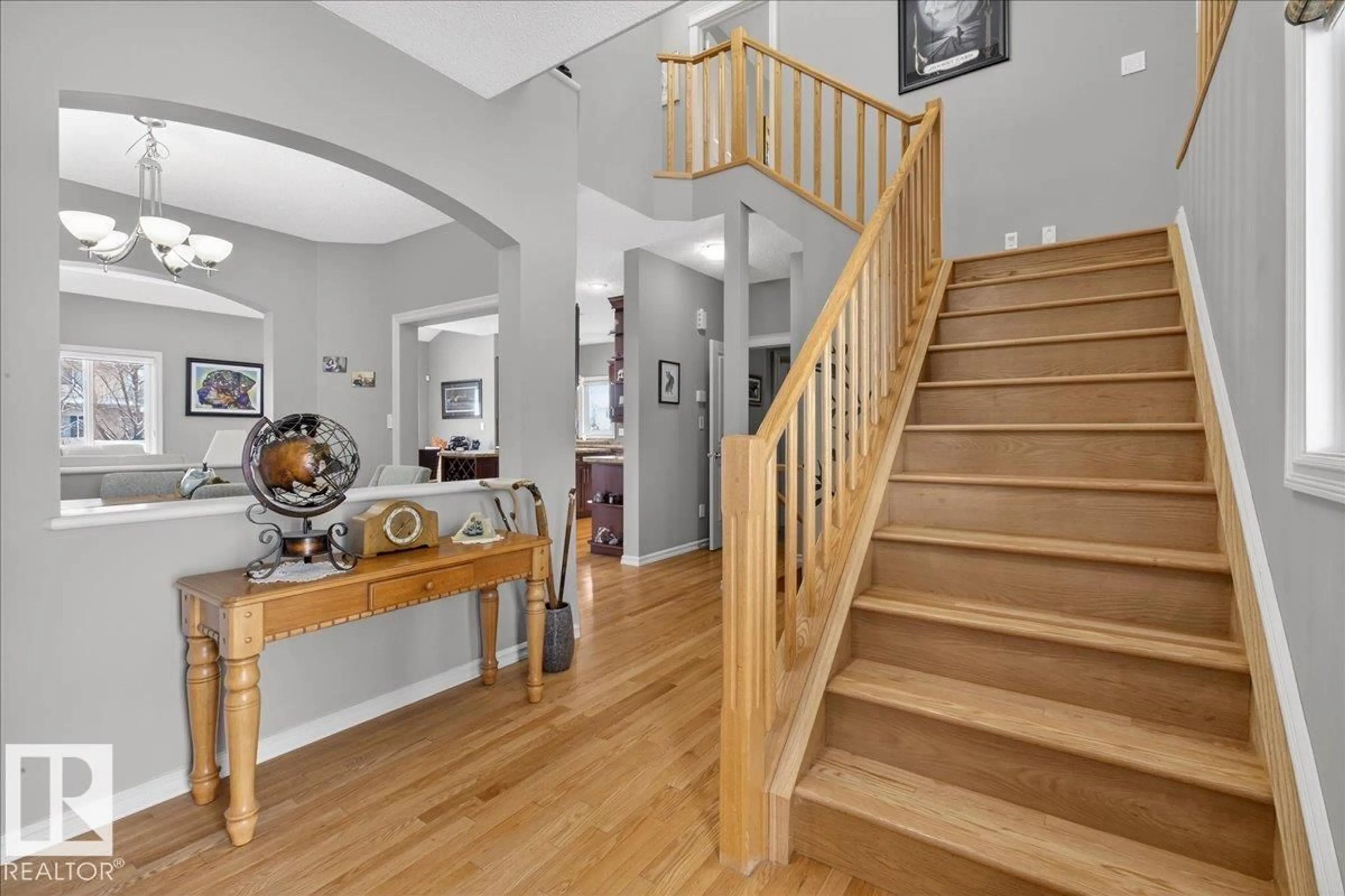 Indoor foyer for 942 CHAHLEY CR, Edmonton Alberta T6M0E2