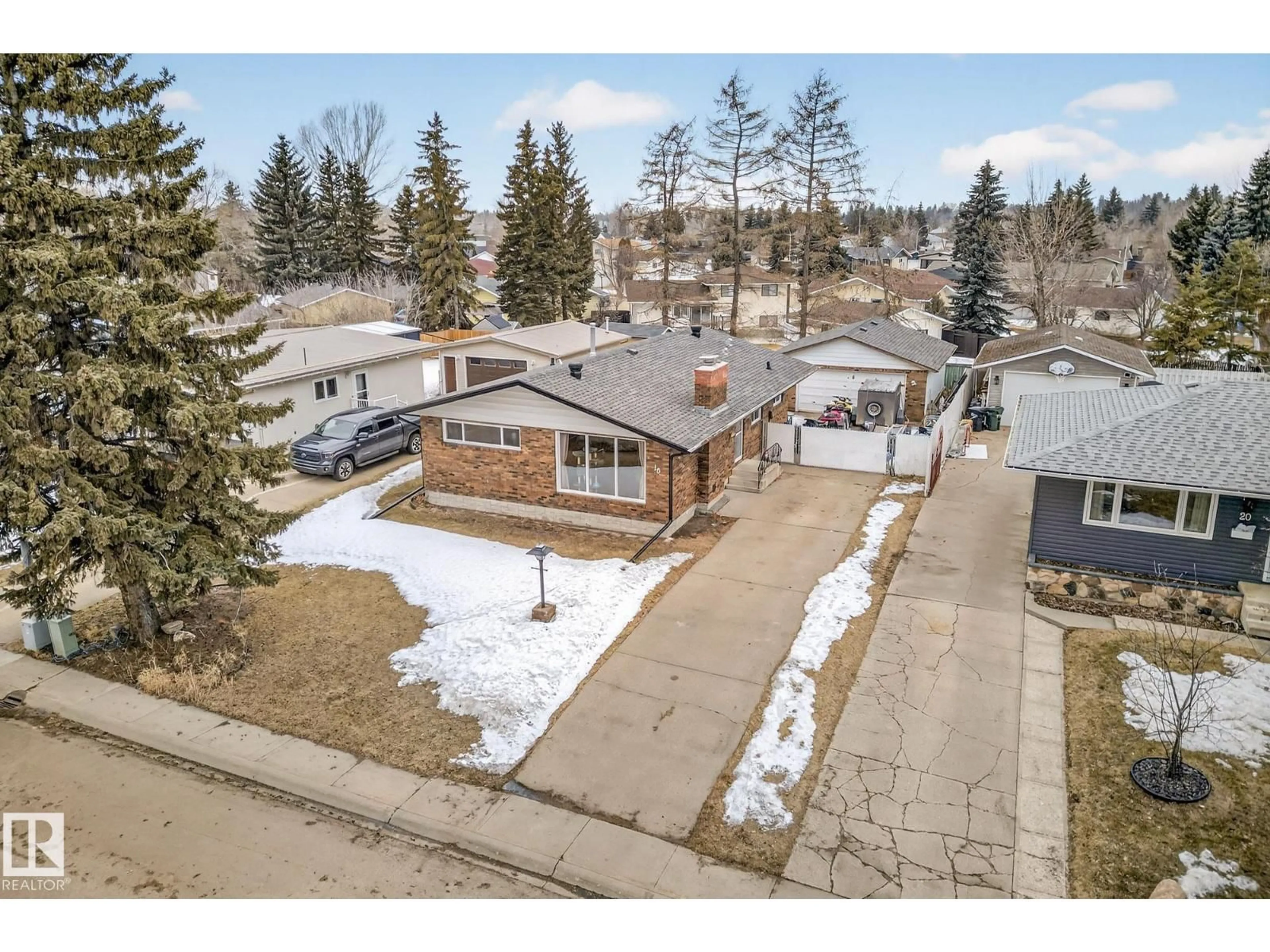 A pic from outside/outdoor area/front of a property/back of a property/a pic from drone, street for 18 HUMMINGBIRD RD, Sherwood Park Alberta T8A0A2