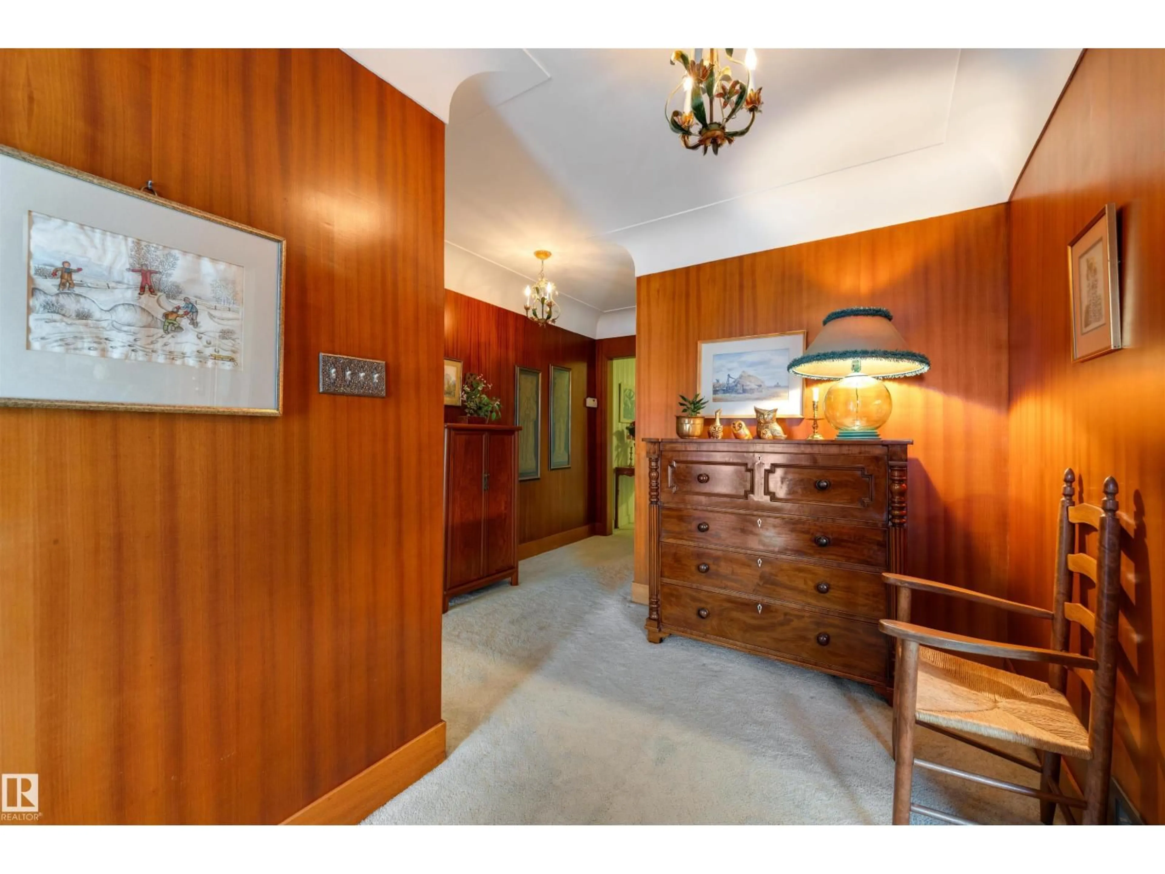 Indoor foyer for 13882 RAVINE DR, Edmonton Alberta T5N3M1