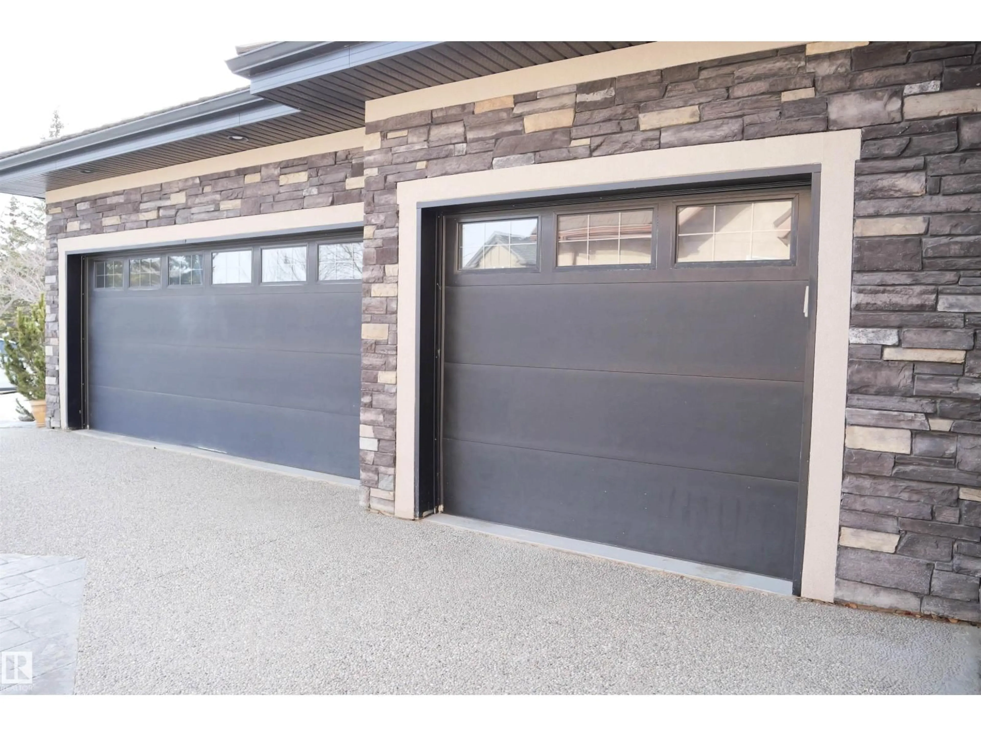 Indoor garage for 4016 MACTAGGART DR, Edmonton Alberta T6R0J3