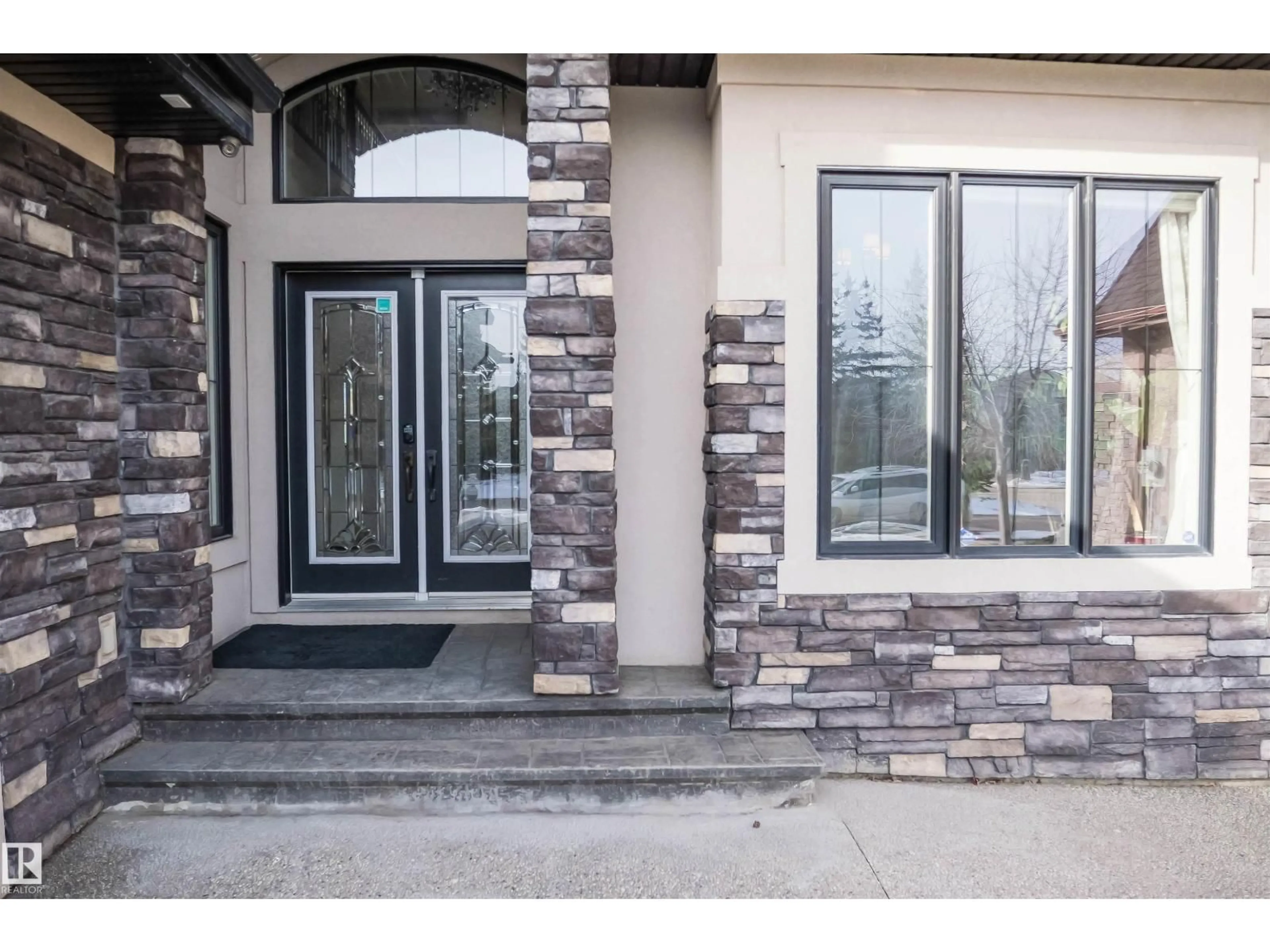 Indoor entryway for 4016 MACTAGGART DR, Edmonton Alberta T6R0J3