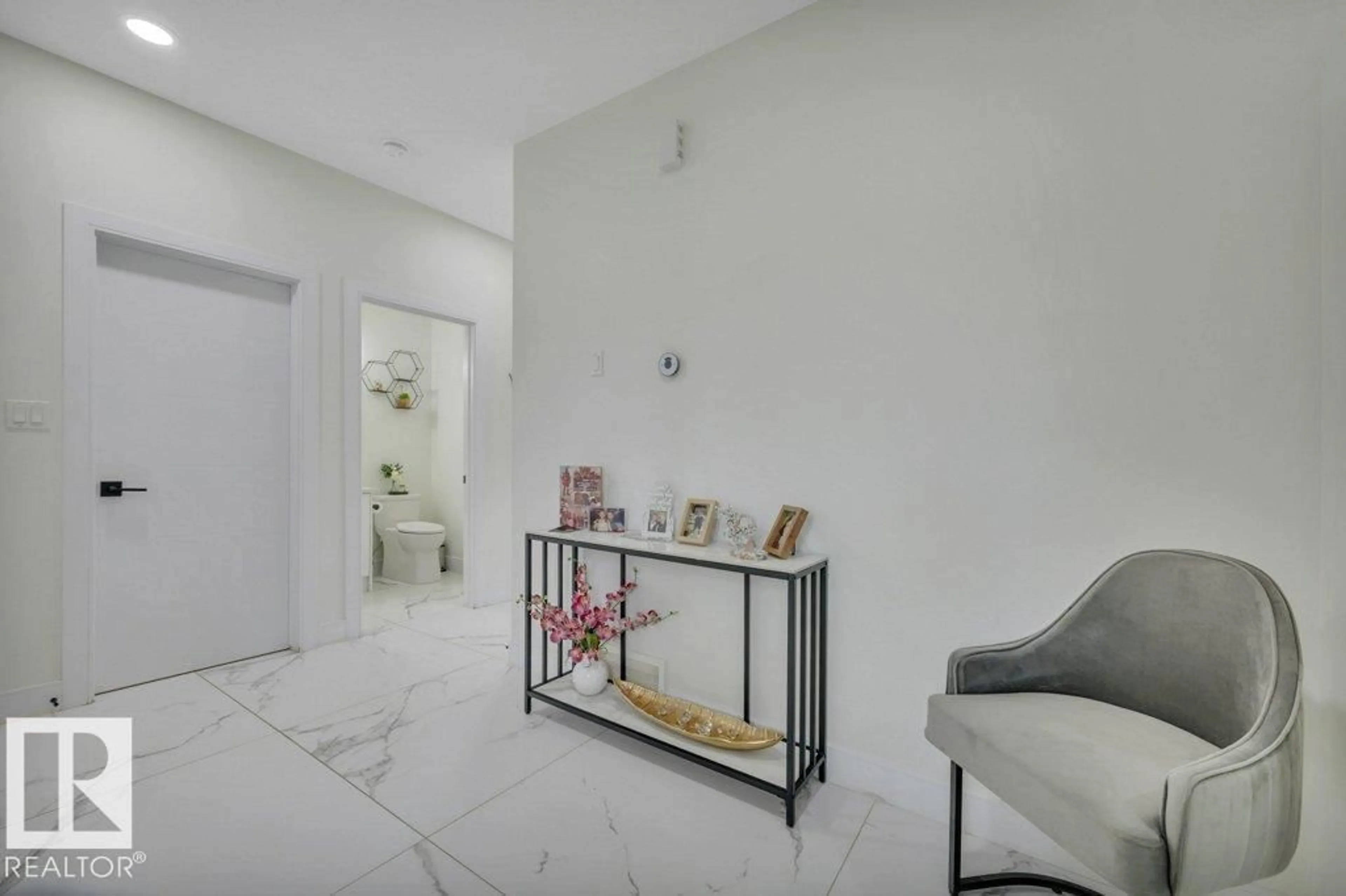 Indoor foyer for 1232 EATON LN, Edmonton Alberta T6M1M9