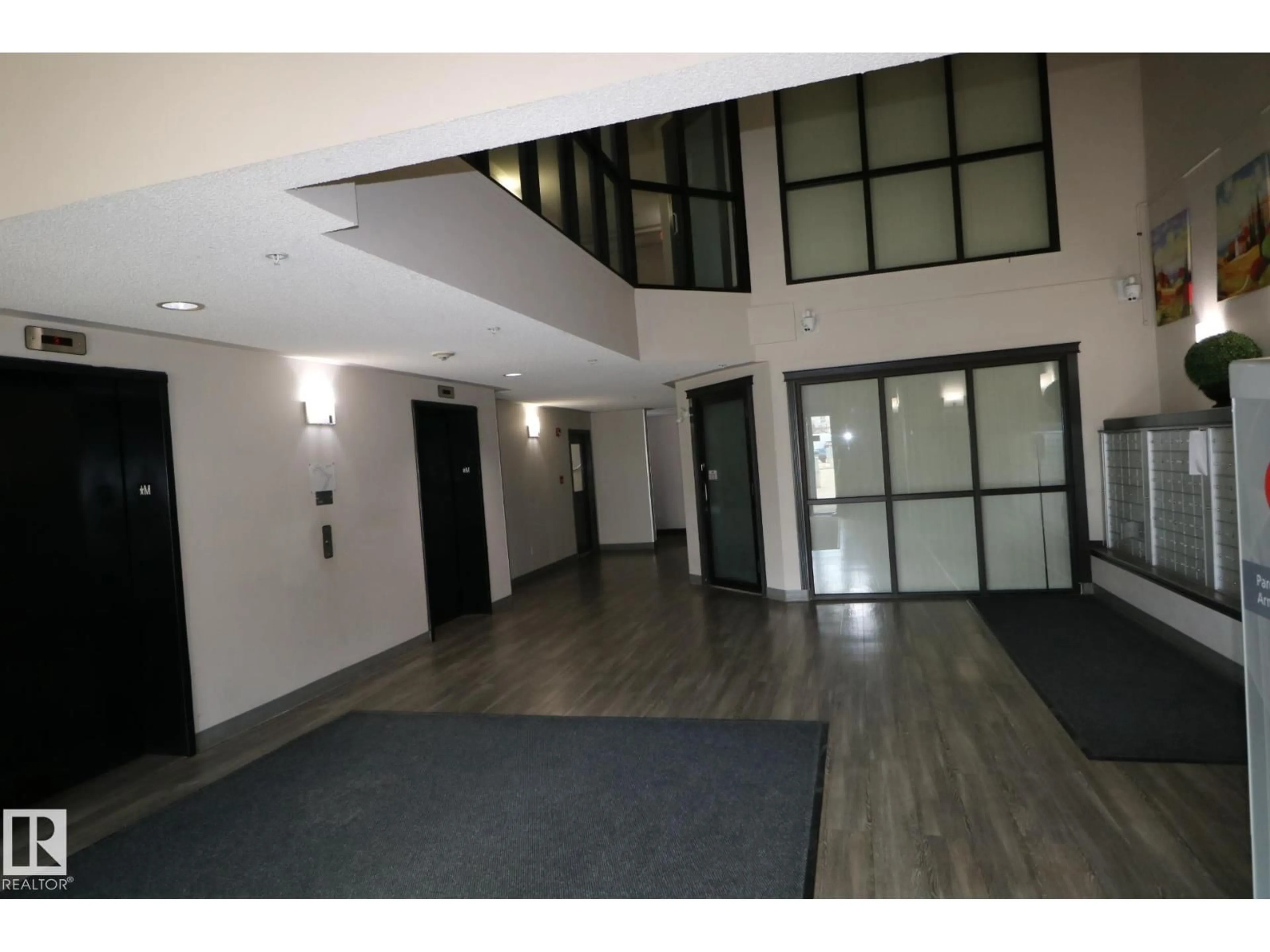 Indoor foyer for 1204 CLAREVIEW STATION DR, Edmonton Alberta T5Y0E6