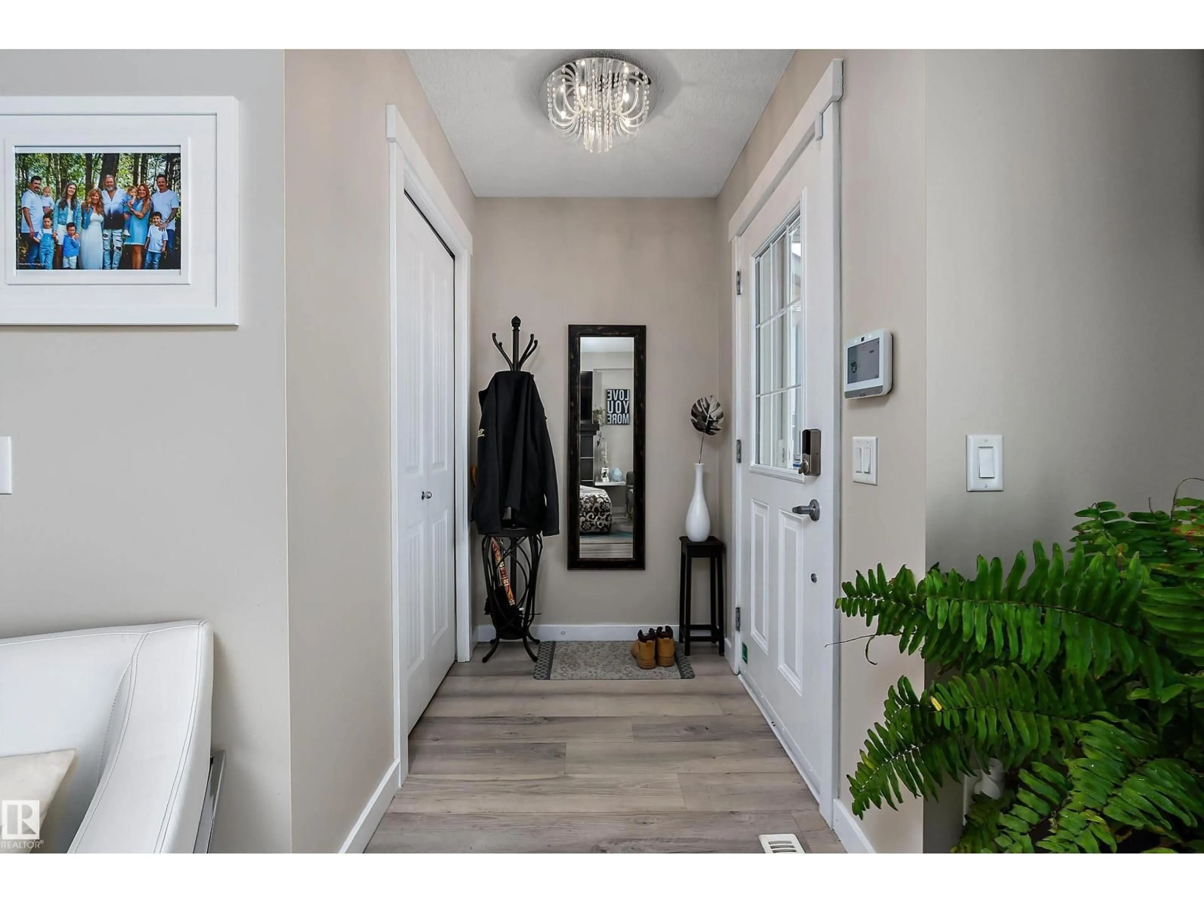 Indoor entryway for 2914 18A AV, Edmonton Alberta T6T0N7