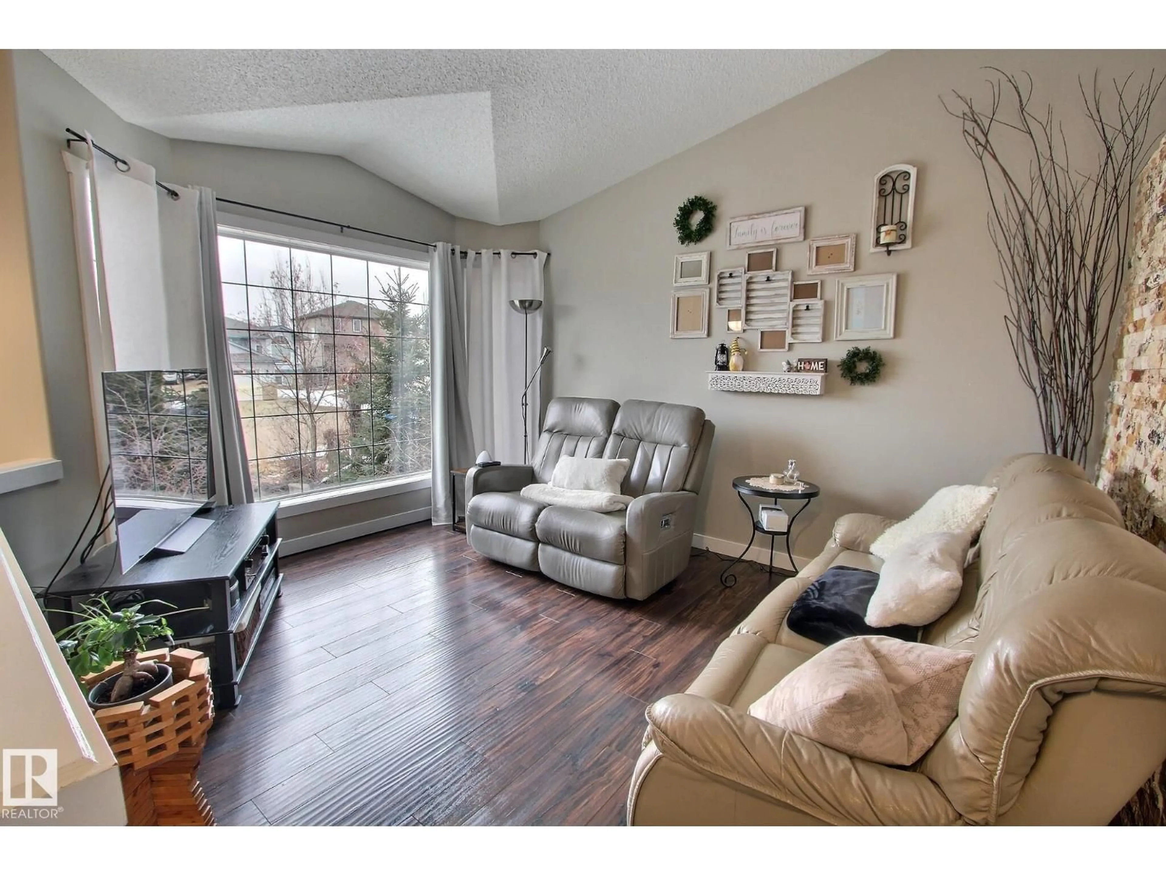 Living room with furniture, wood/laminate floor for 12 BELFRY FAIRWAY, Stony Plain Alberta T7Z2M8