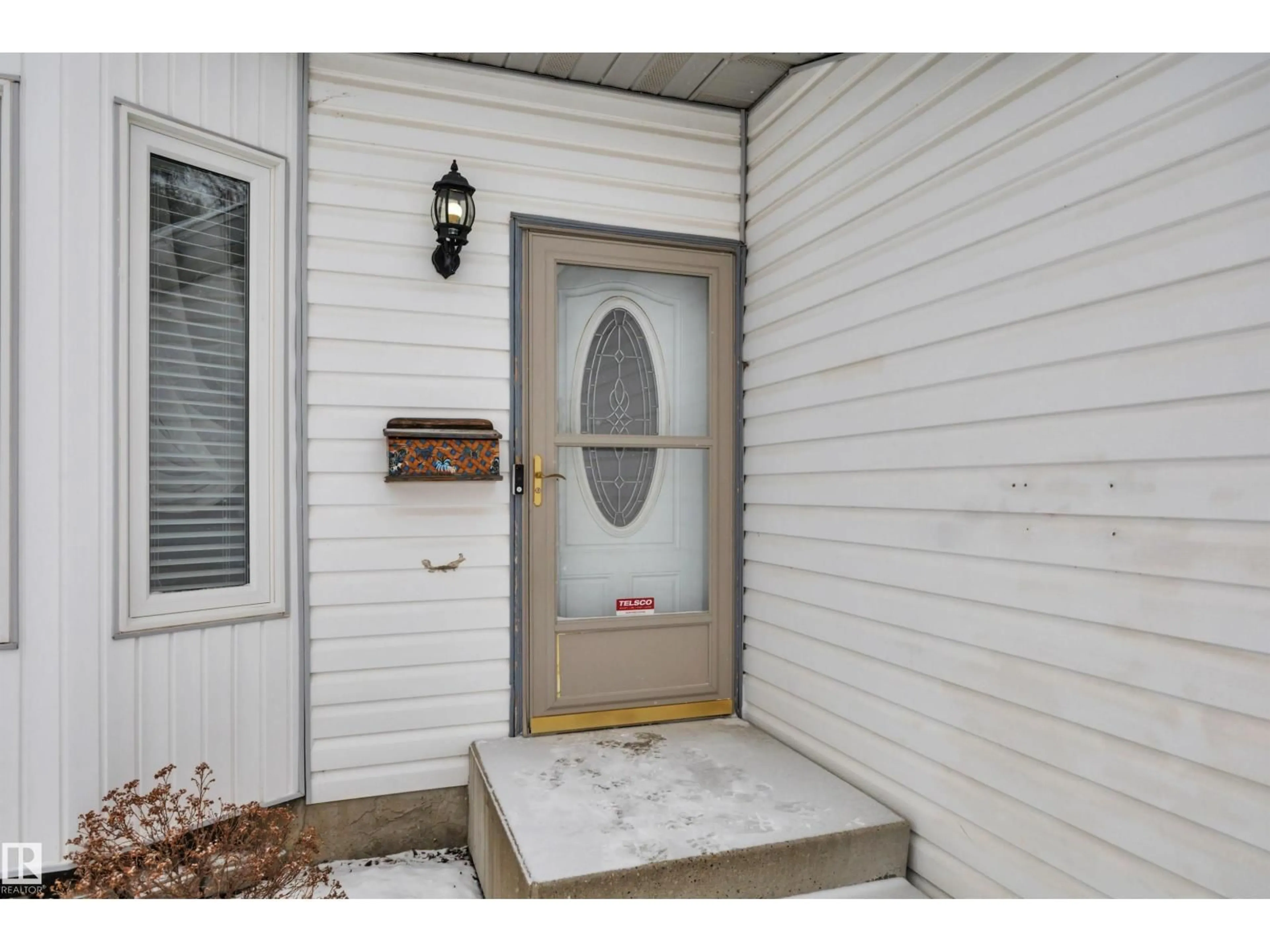 Indoor entryway for 1003 49 ST, Edmonton Alberta T6L4C8