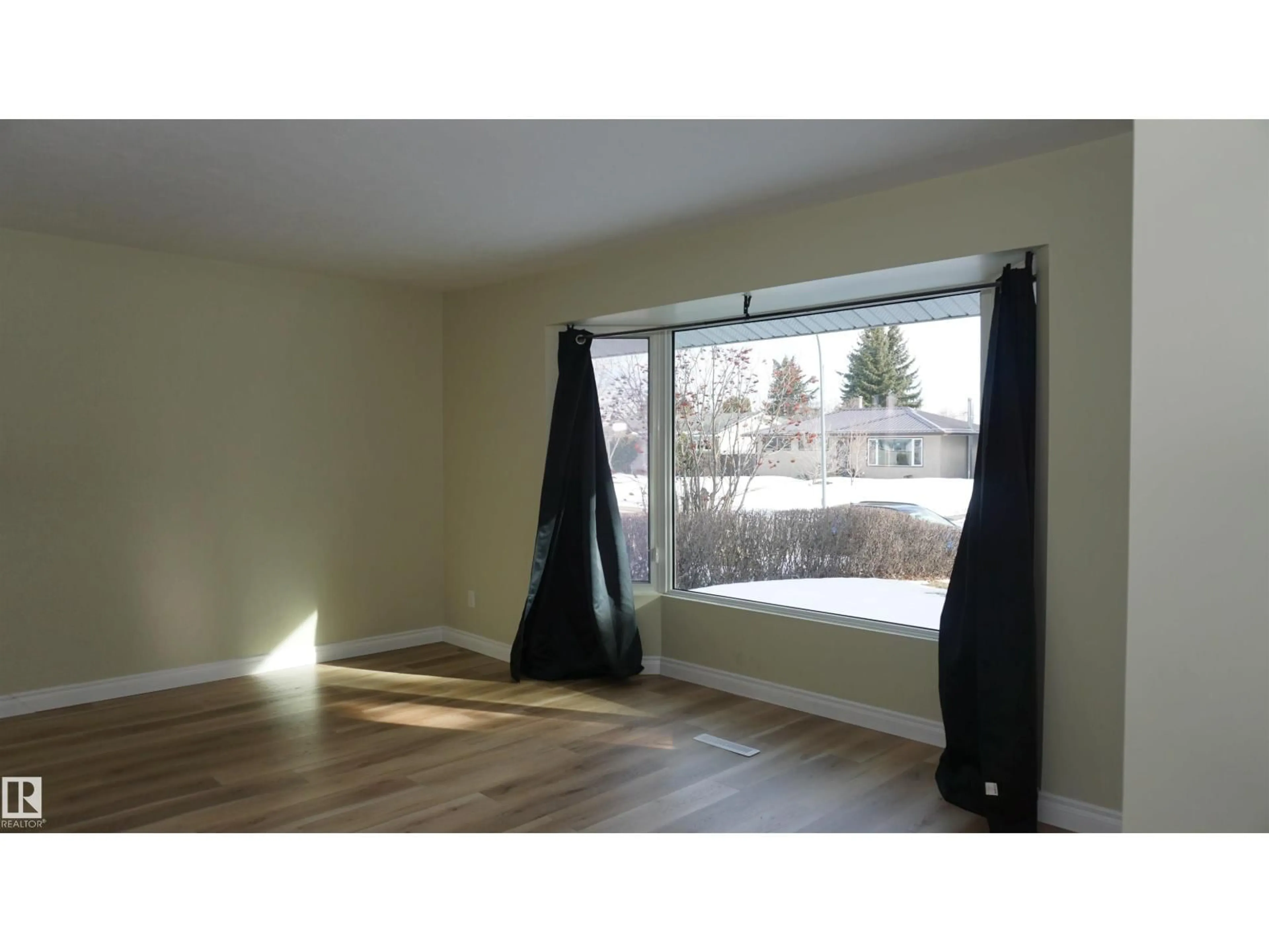 A pic of a room for 12924 135A AV, Edmonton Alberta T5L3Z7