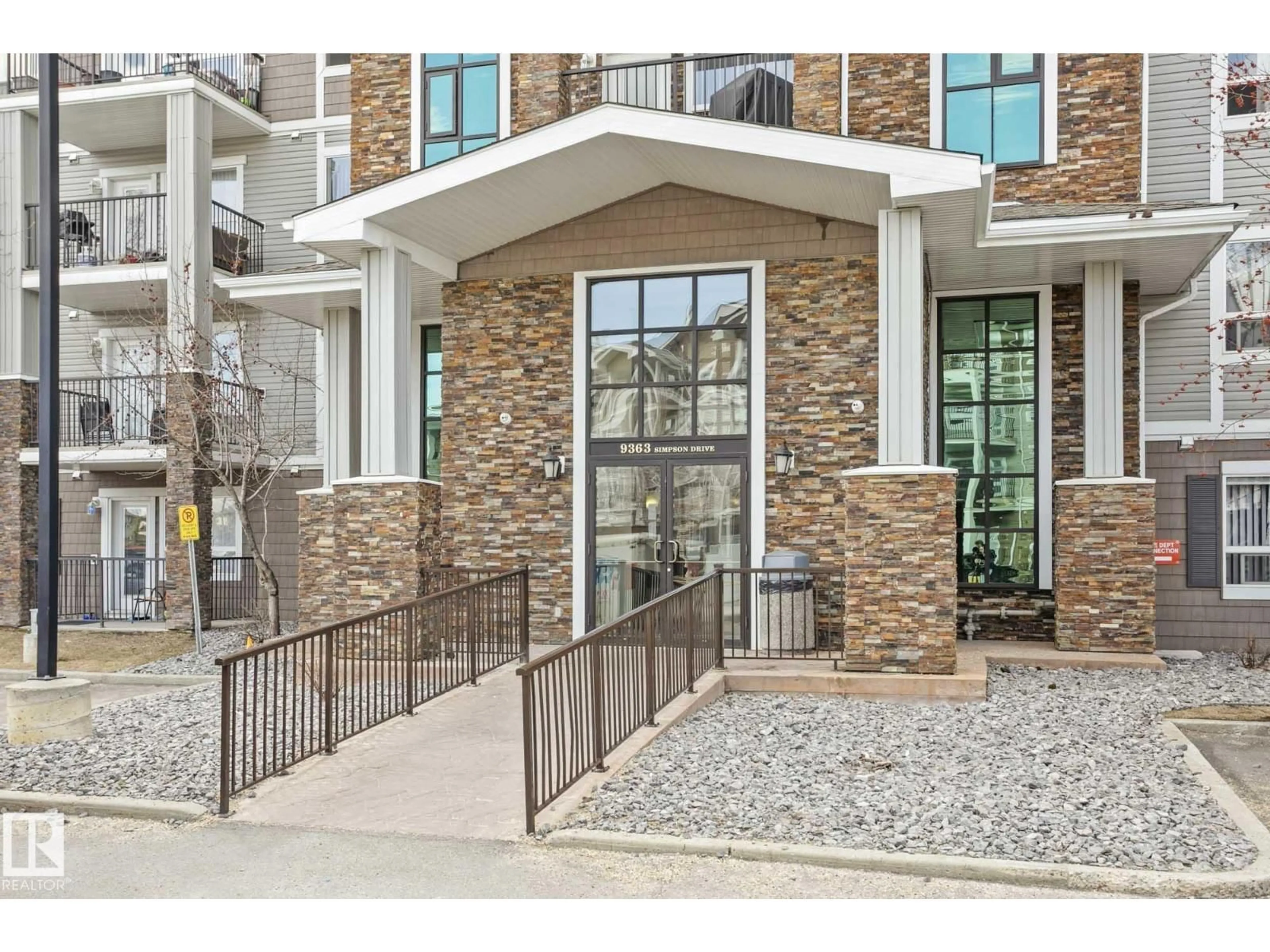 Indoor entryway for 9363 SIMPSON DR, Edmonton Alberta T6R0N2