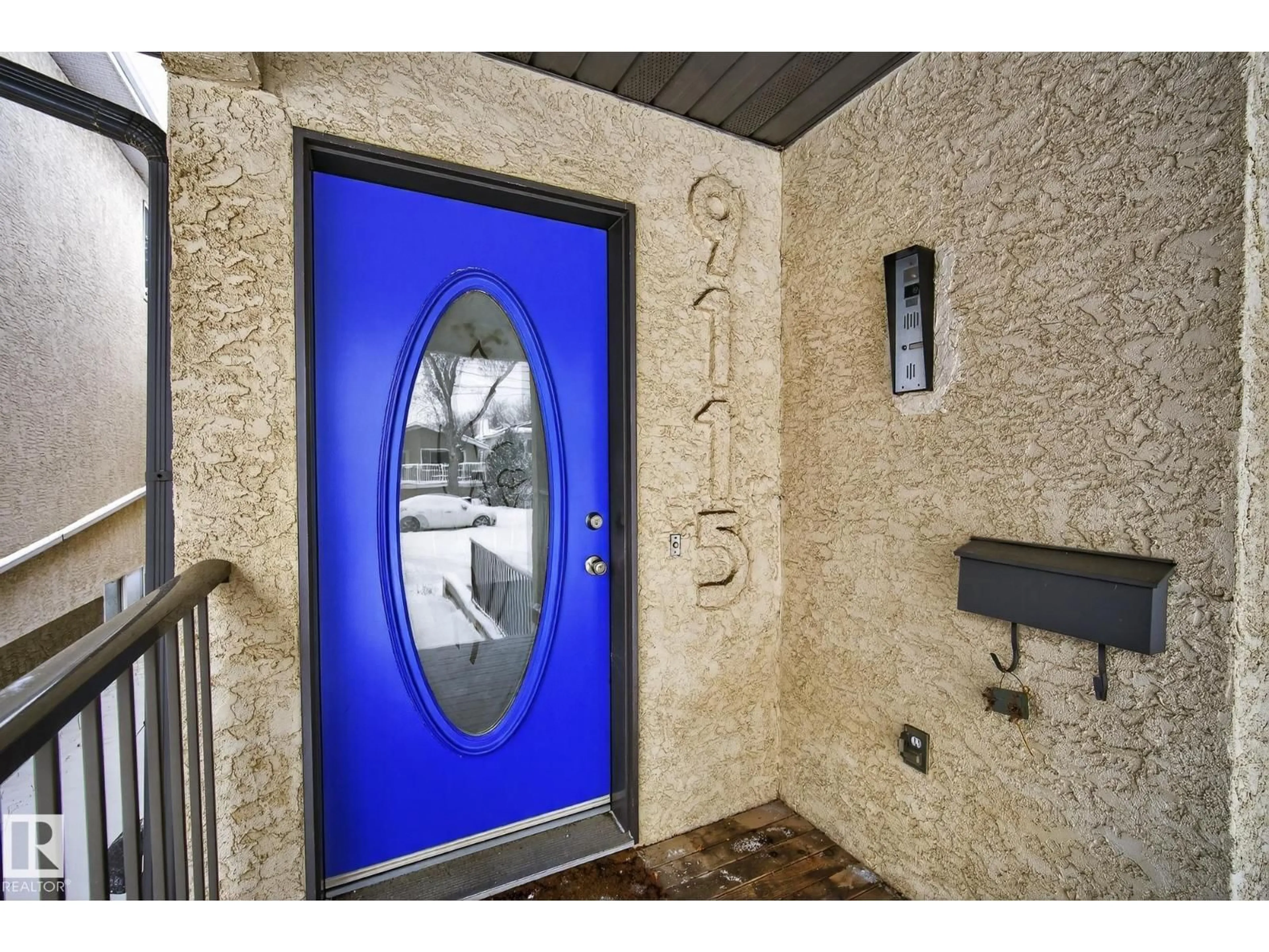 Indoor entryway for 9115 77 AV, Edmonton Alberta T6C0M1